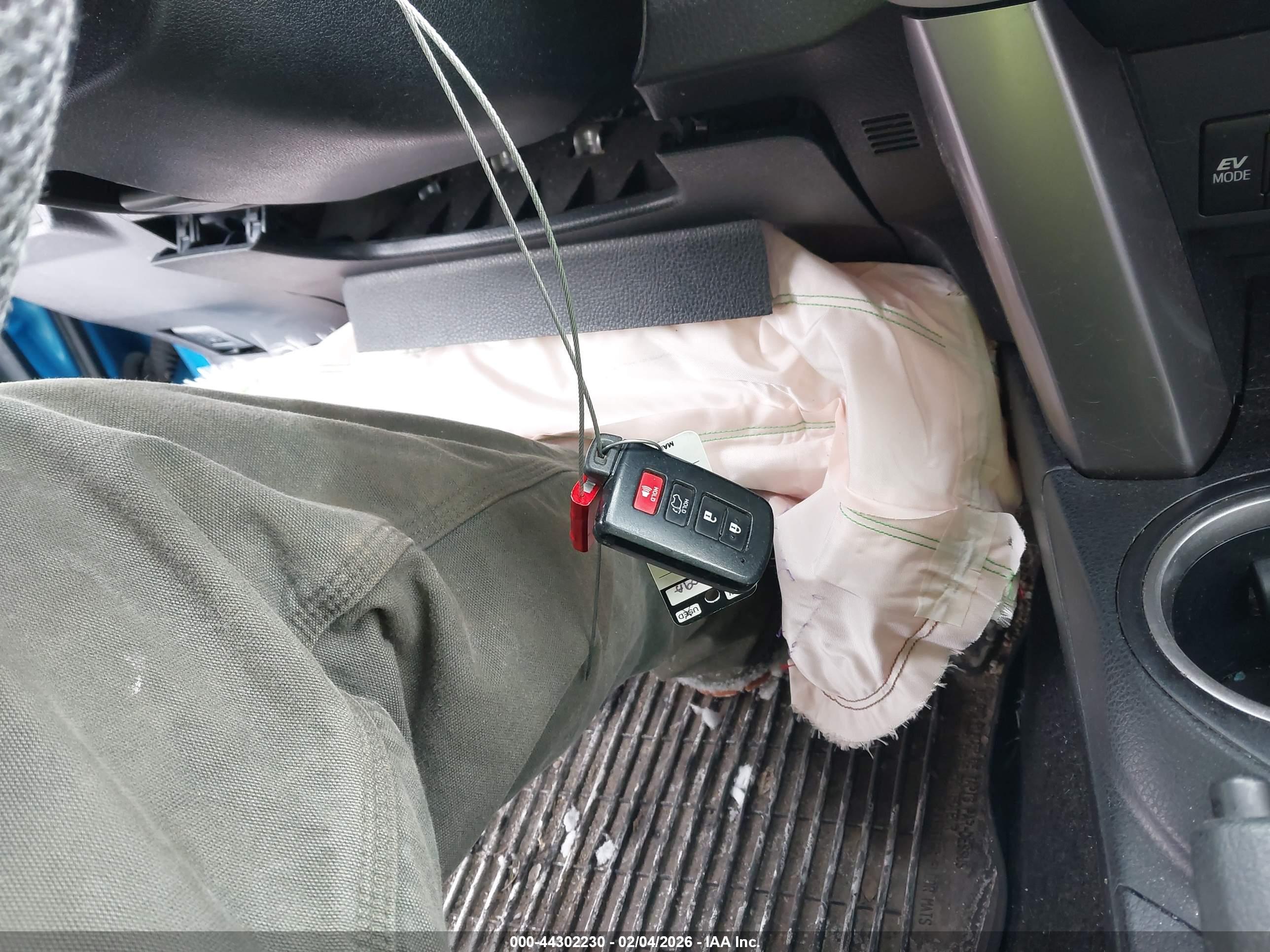 TOYOTA RAV4 image 11