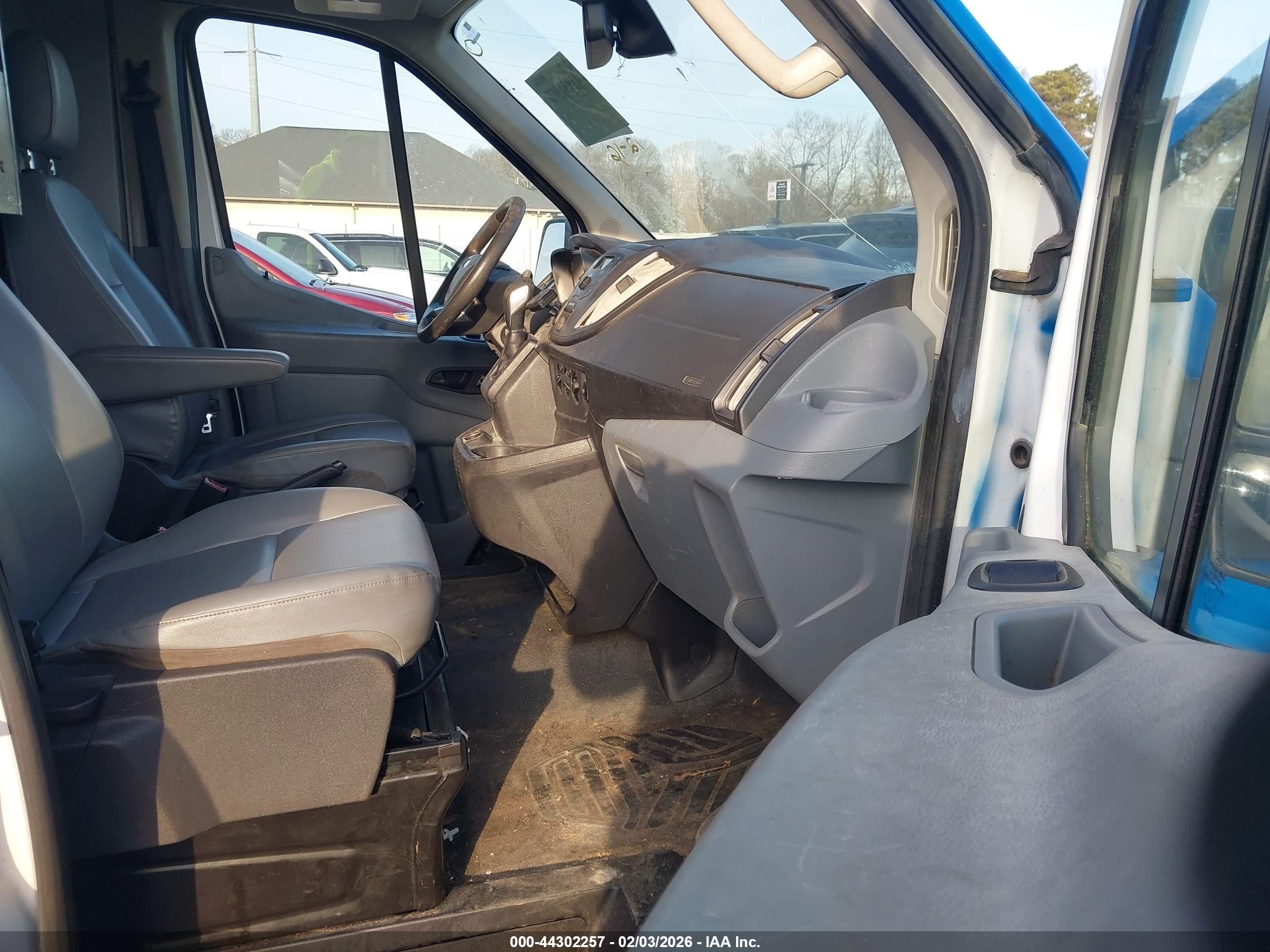 FORD TRANSIT-150 image 5