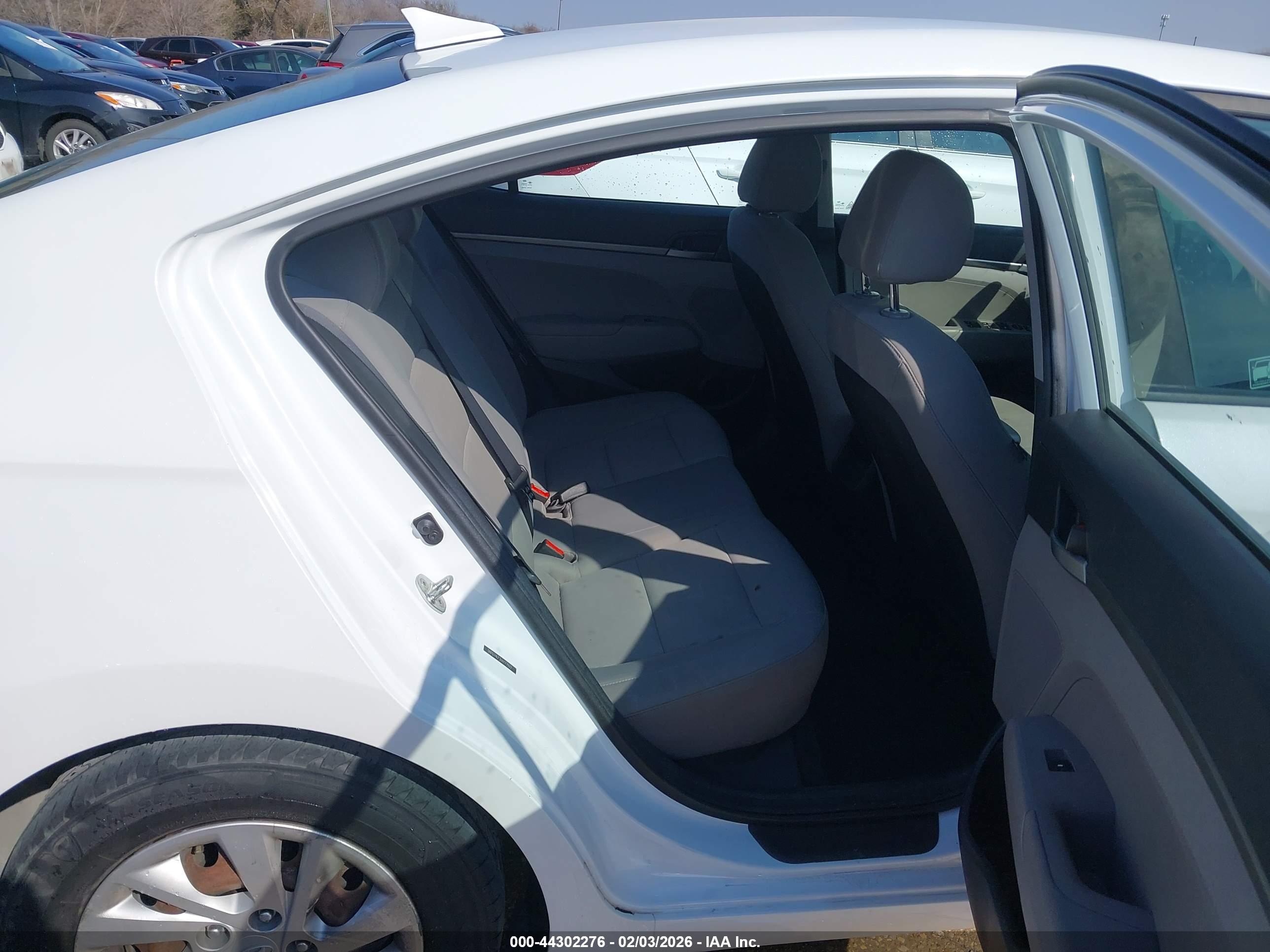 HYUNDAI ELANTRA image 8