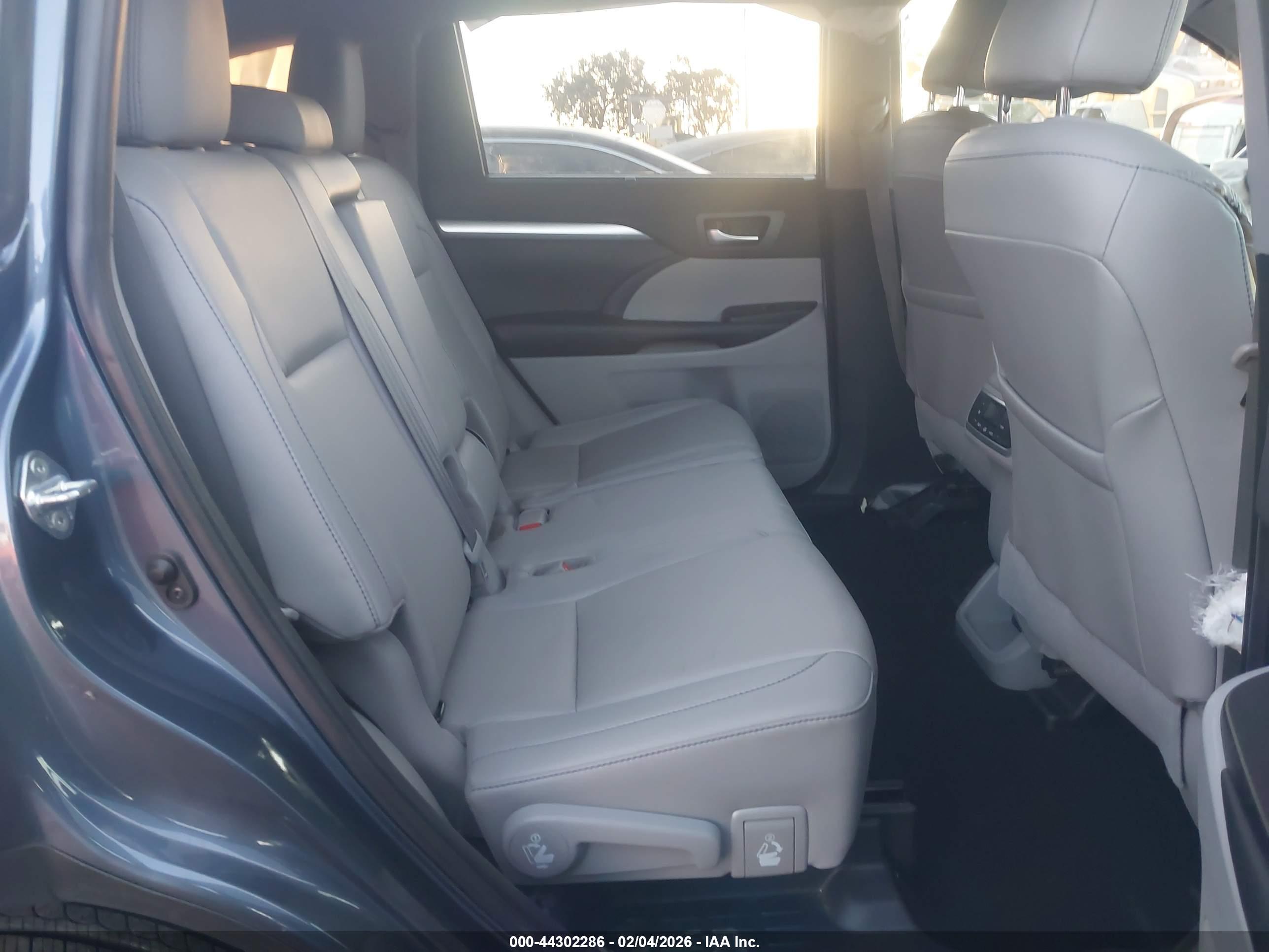 TOYOTA HIGHLANDER image 8