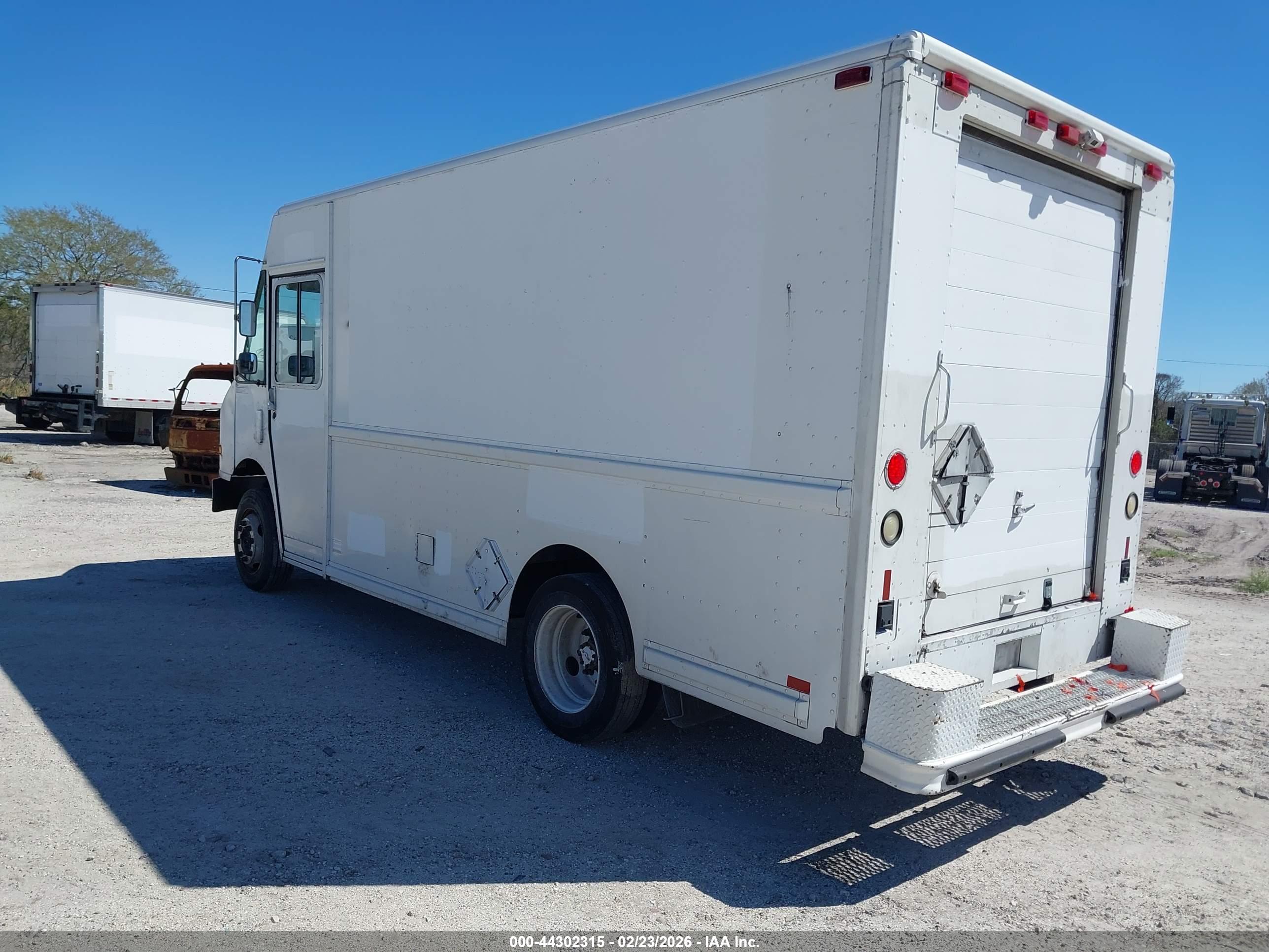 FREIGHTLINER CHASSIS image 3