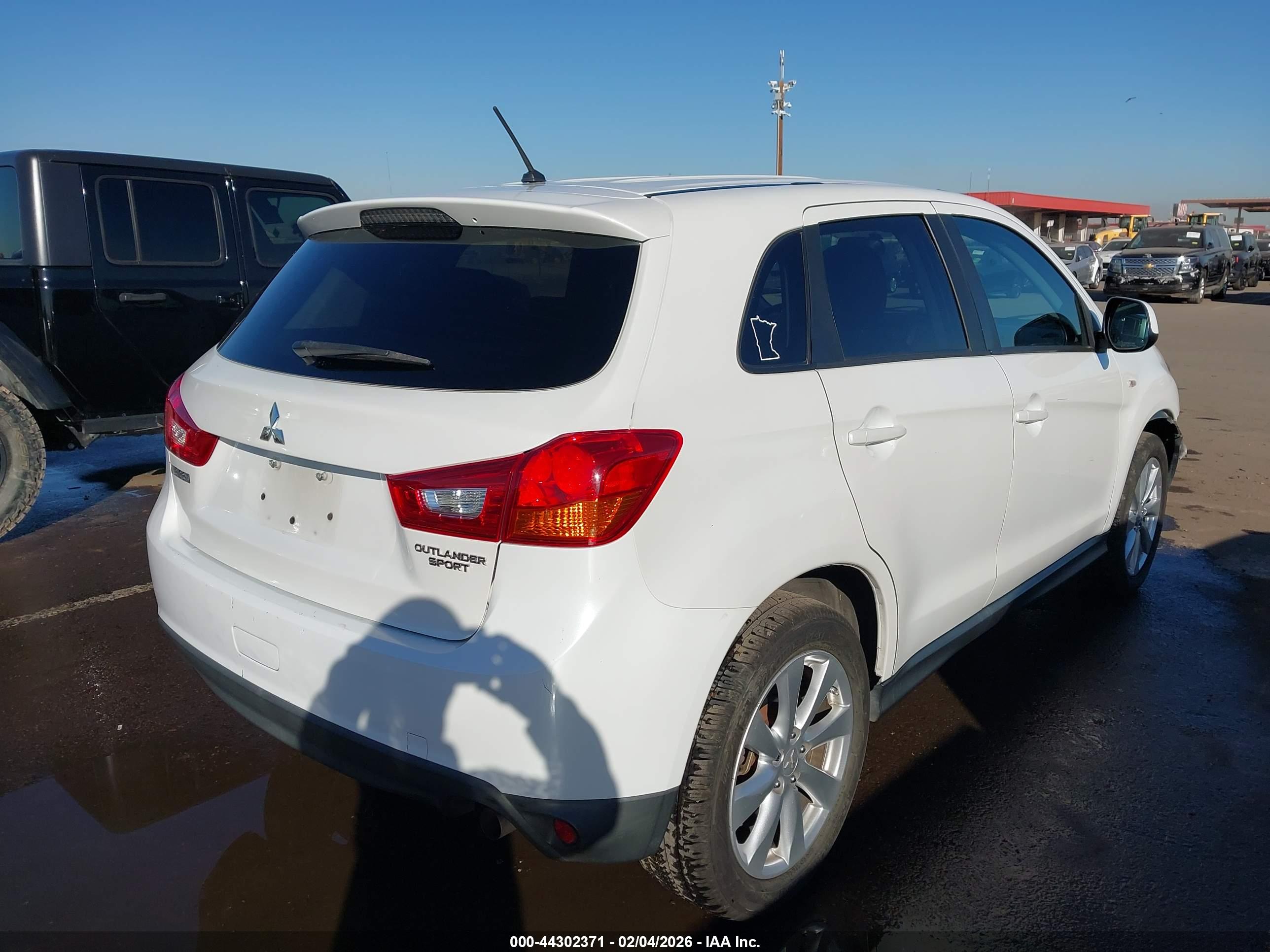 MITSUBISHI OUTLANDER image 4