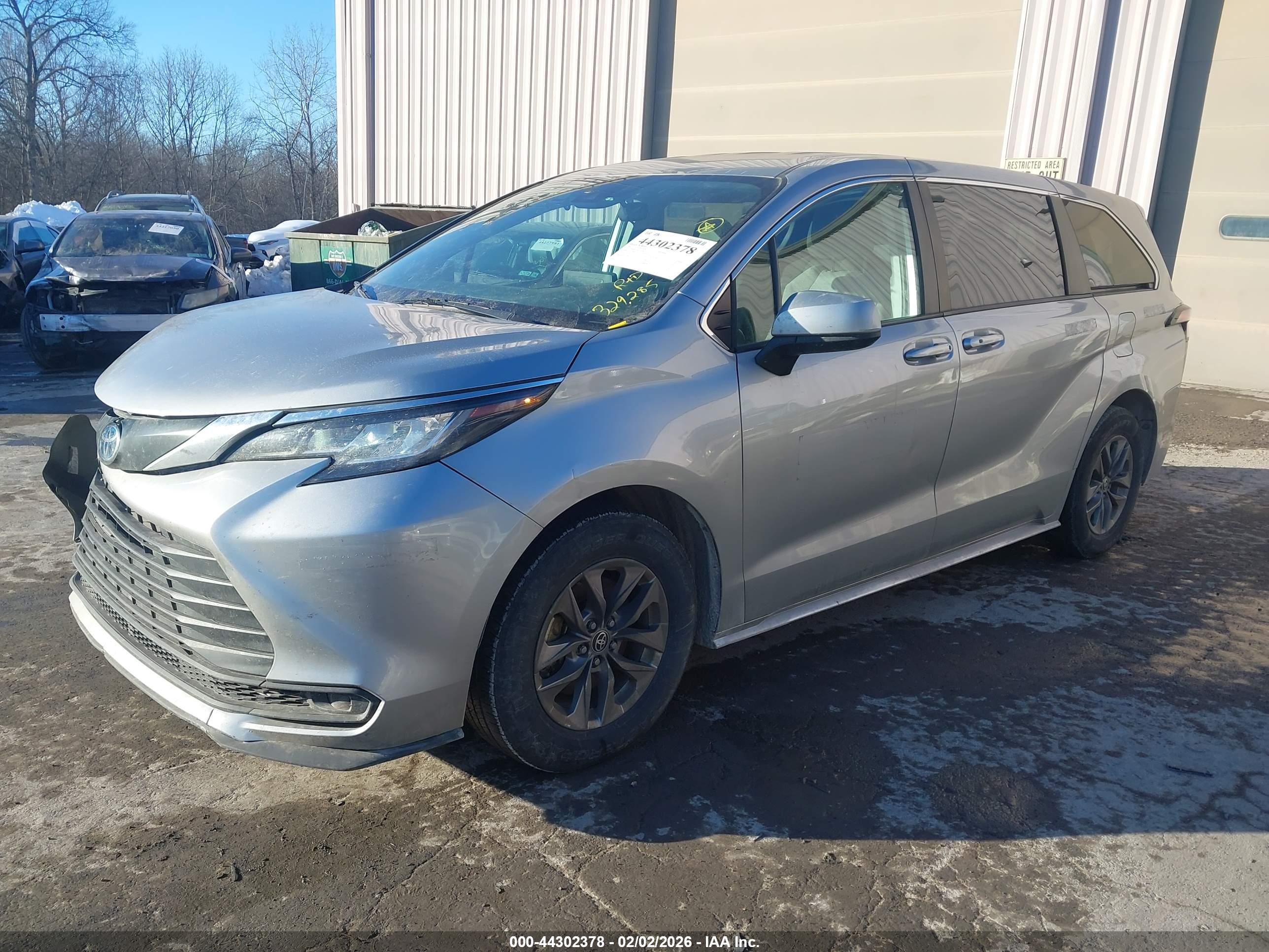 TOYOTA SIENNA image 2