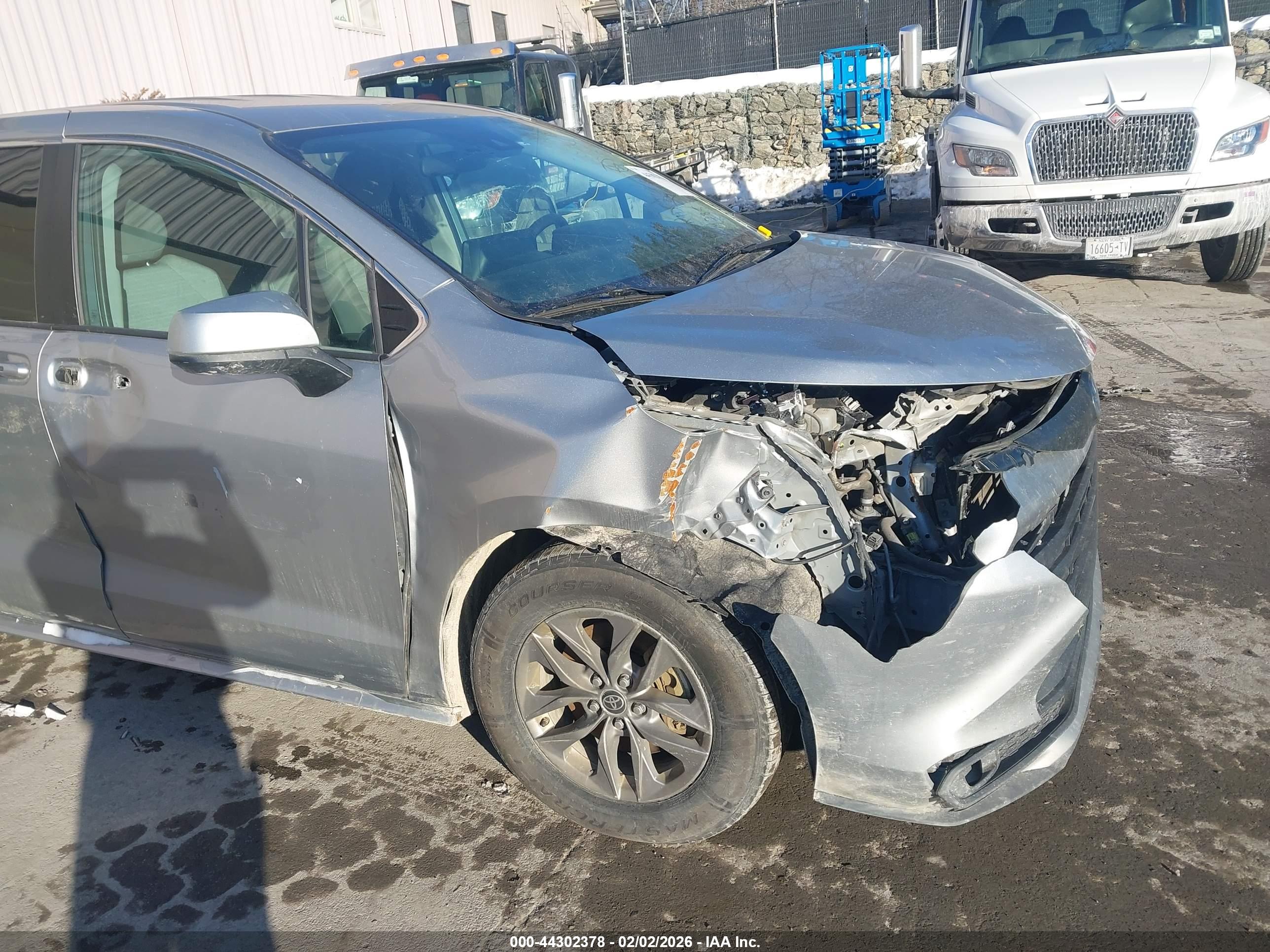 TOYOTA SIENNA image 6