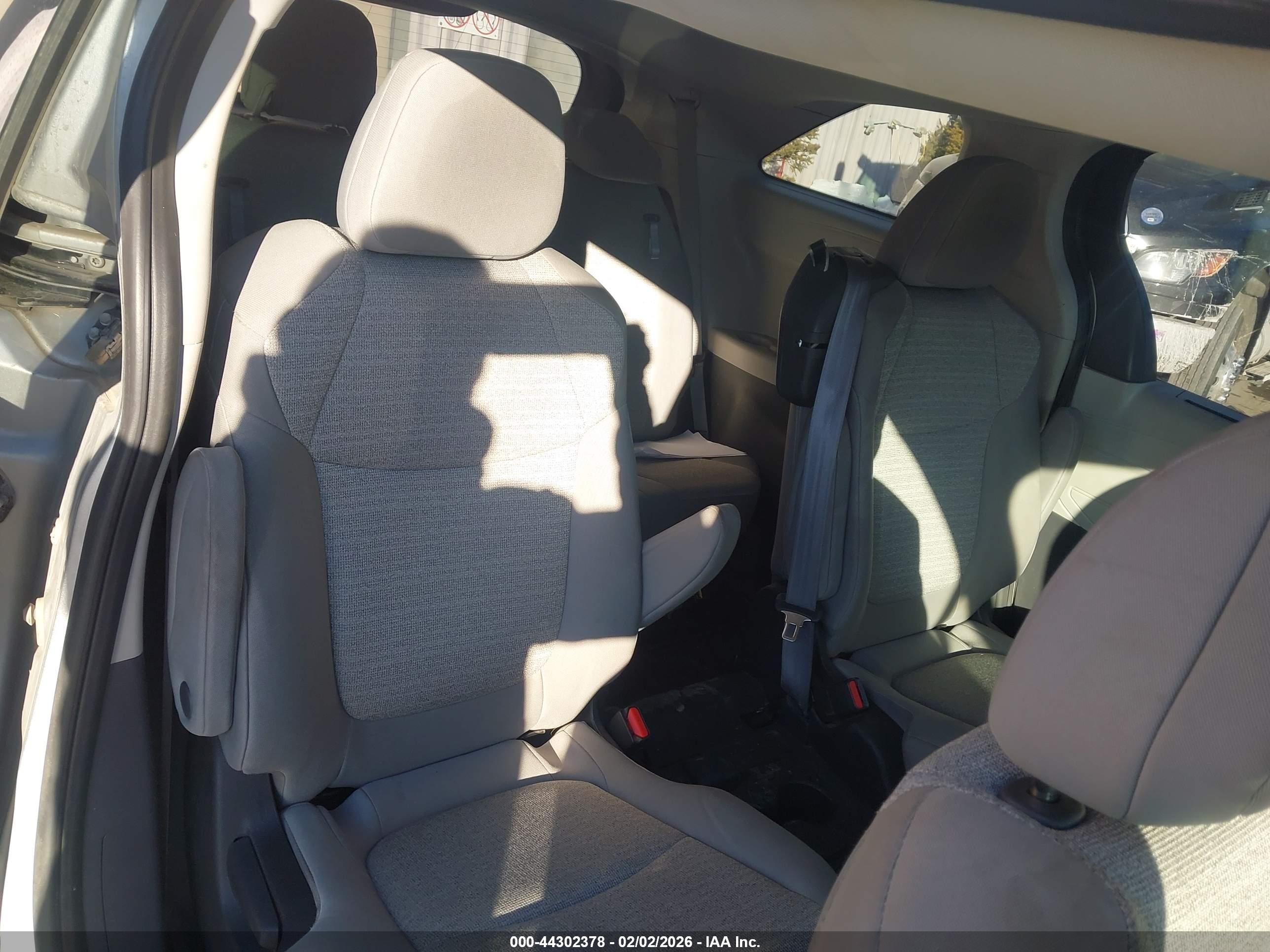 TOYOTA SIENNA image 8