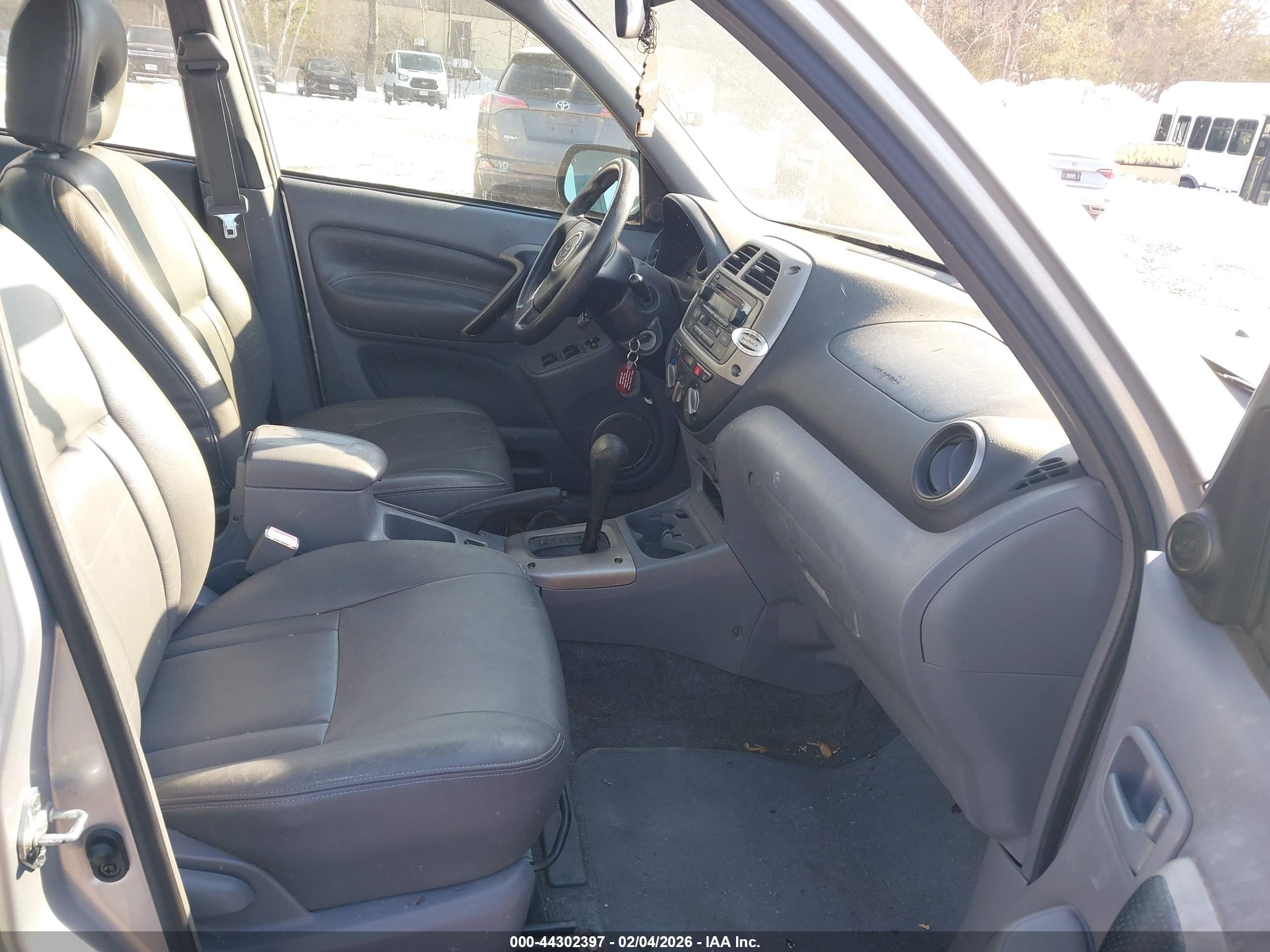 TOYOTA RAV4 image 5