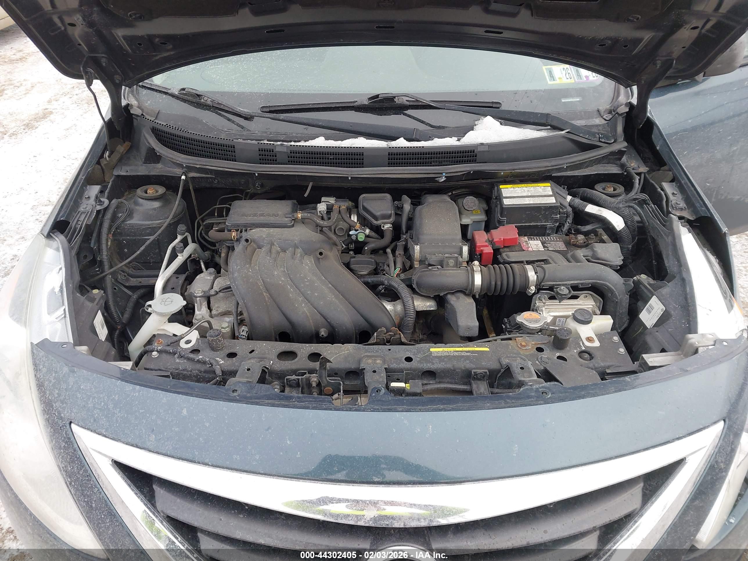NISSAN VERSA image 10