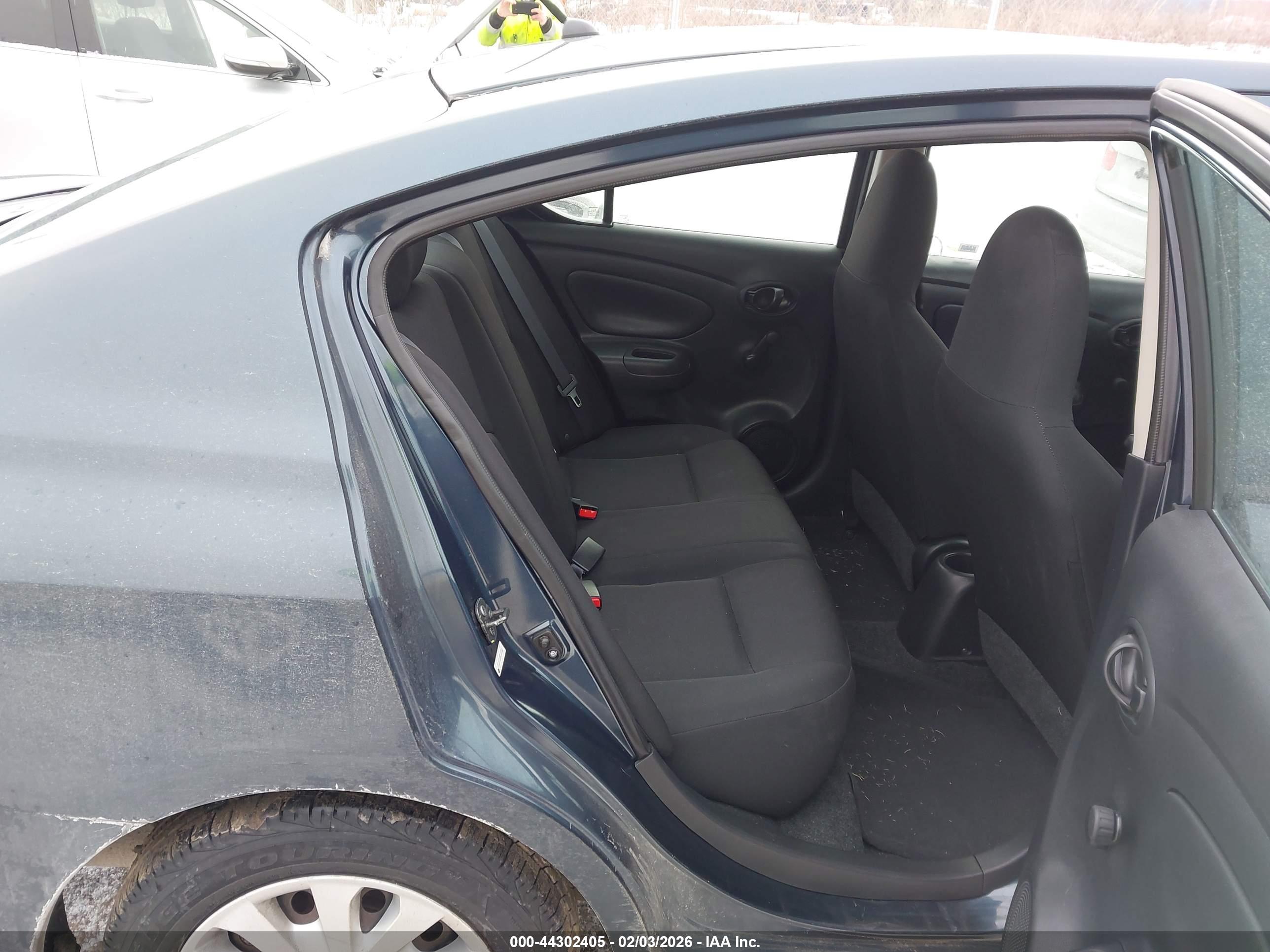 NISSAN VERSA image 8