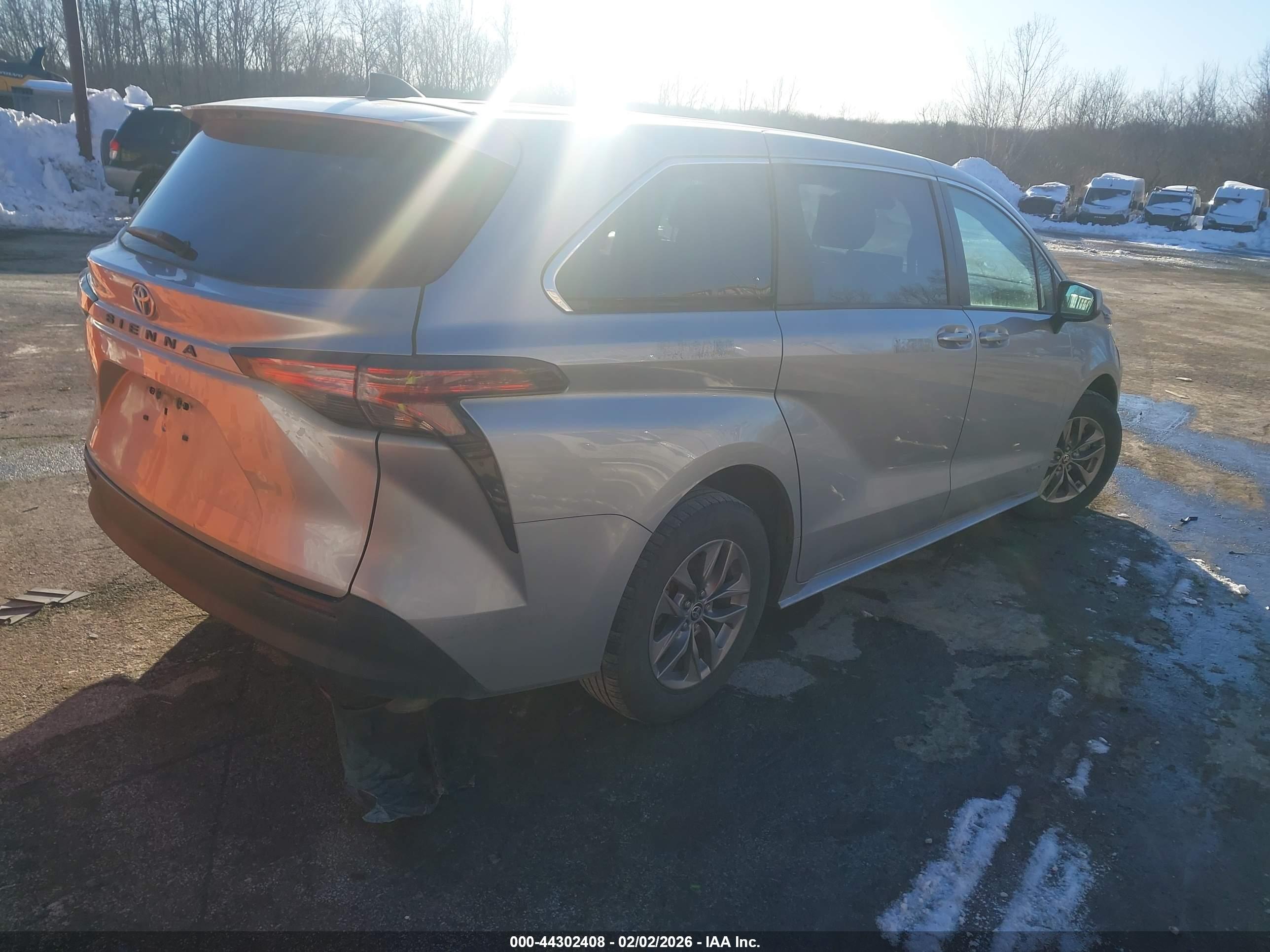 TOYOTA SIENNA image 4