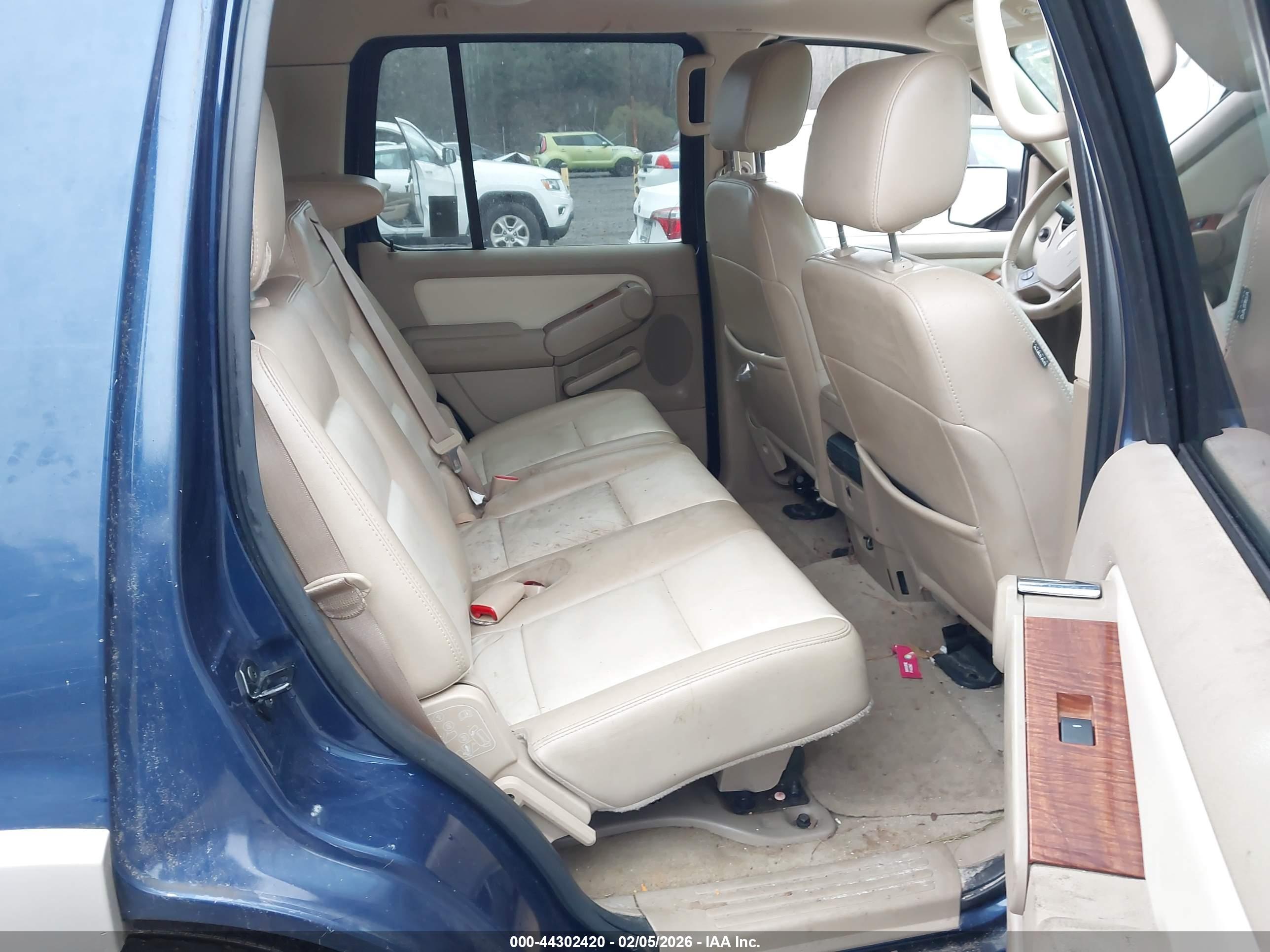 FORD EXPLORER image 8