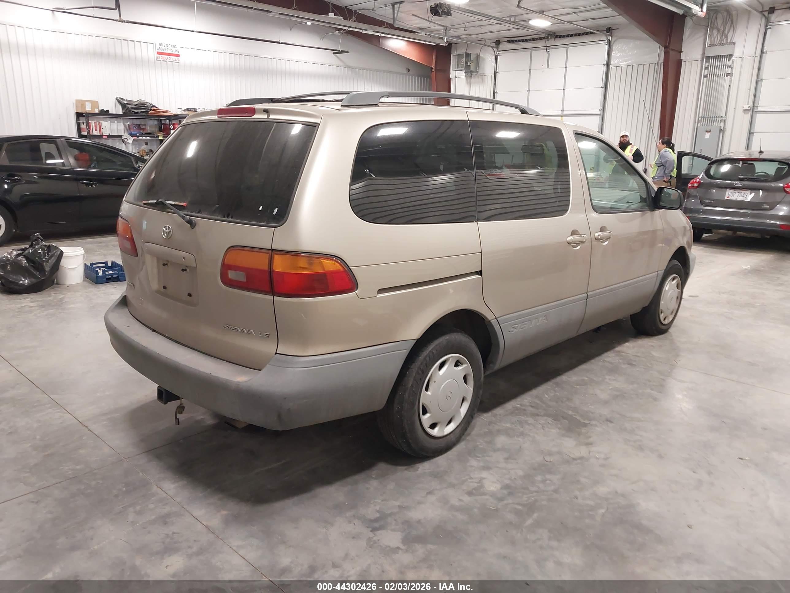 TOYOTA SIENNA image 4