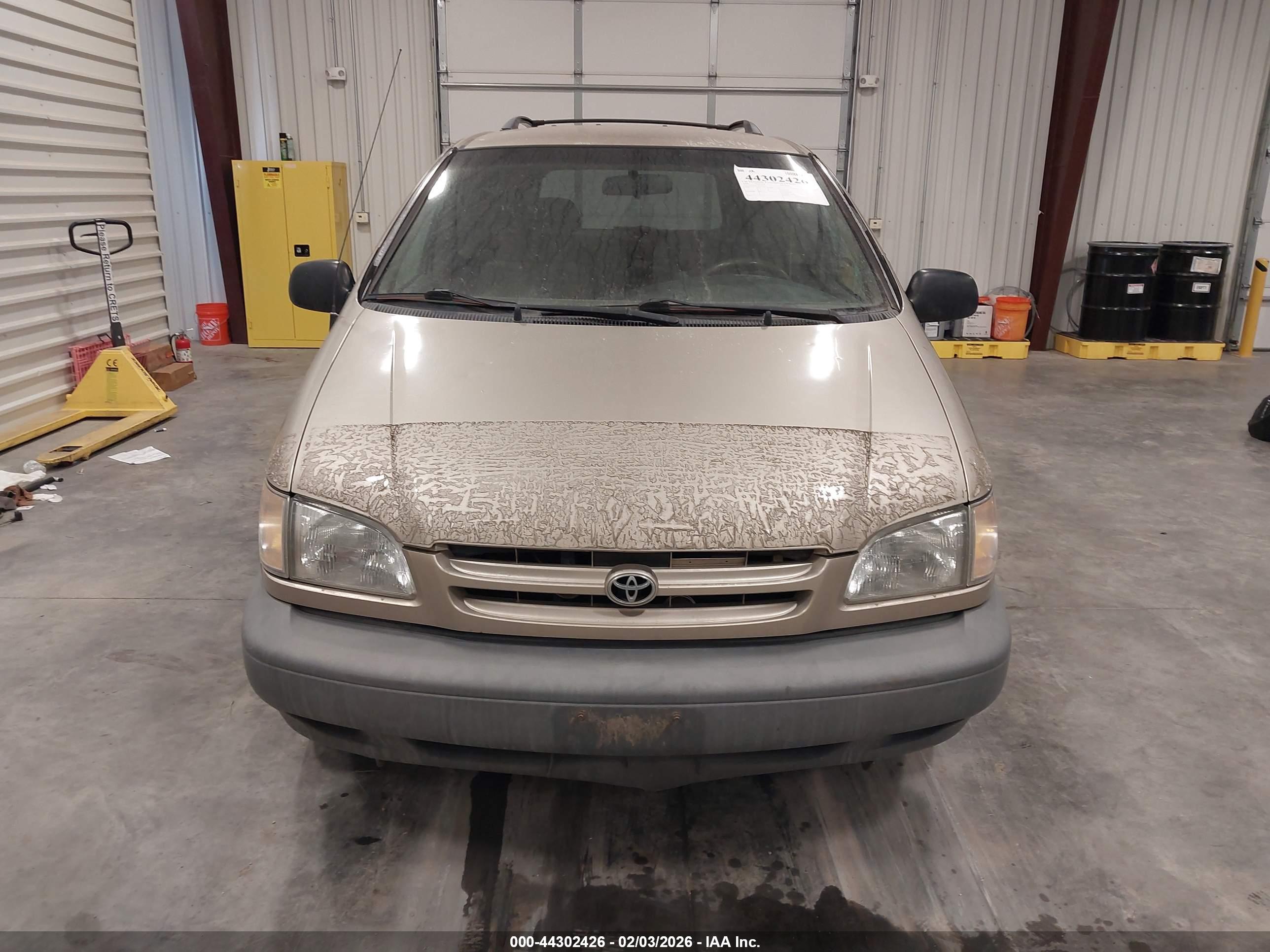 TOYOTA SIENNA image 6