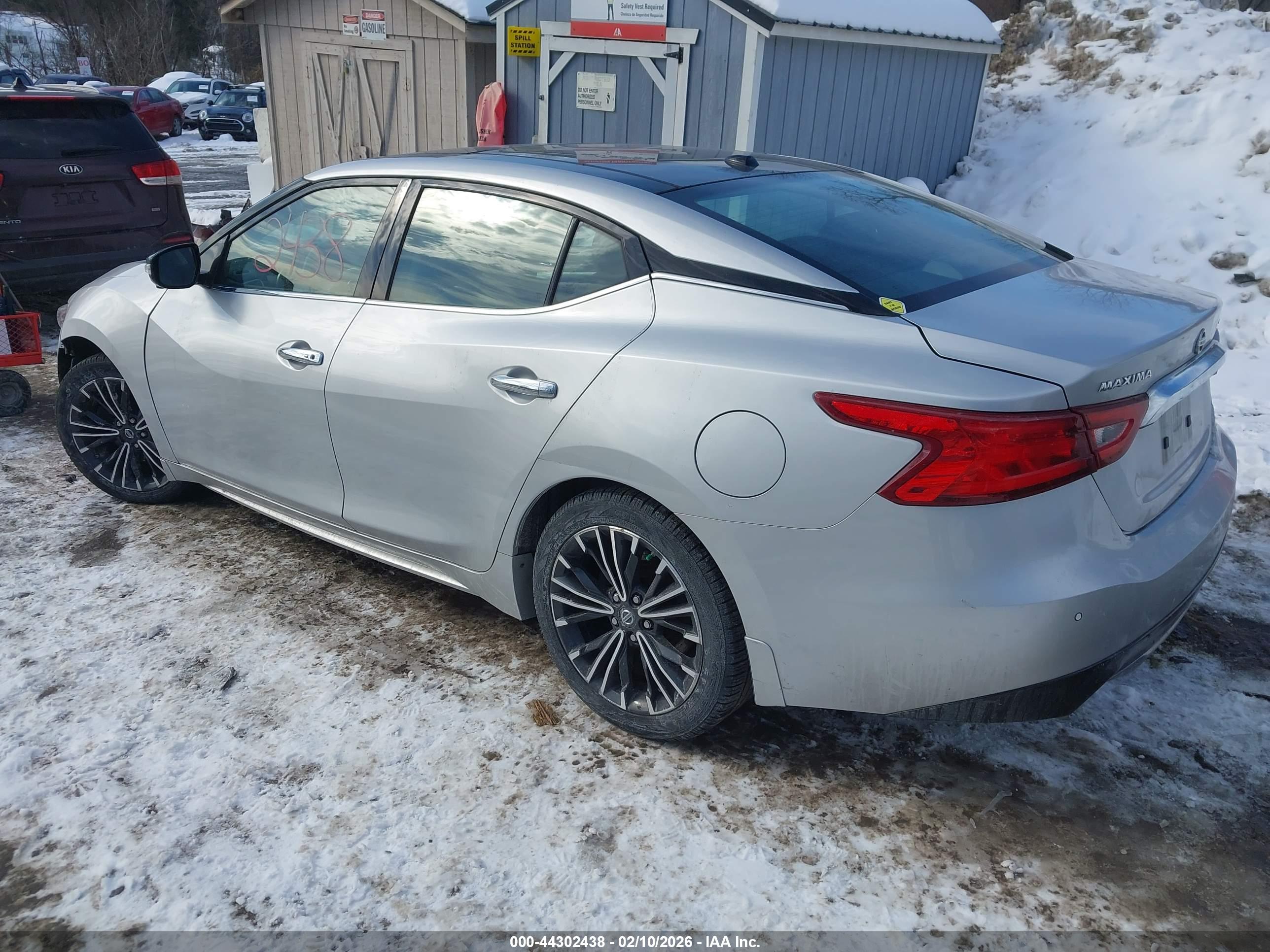 NISSAN MAXIMA image 3