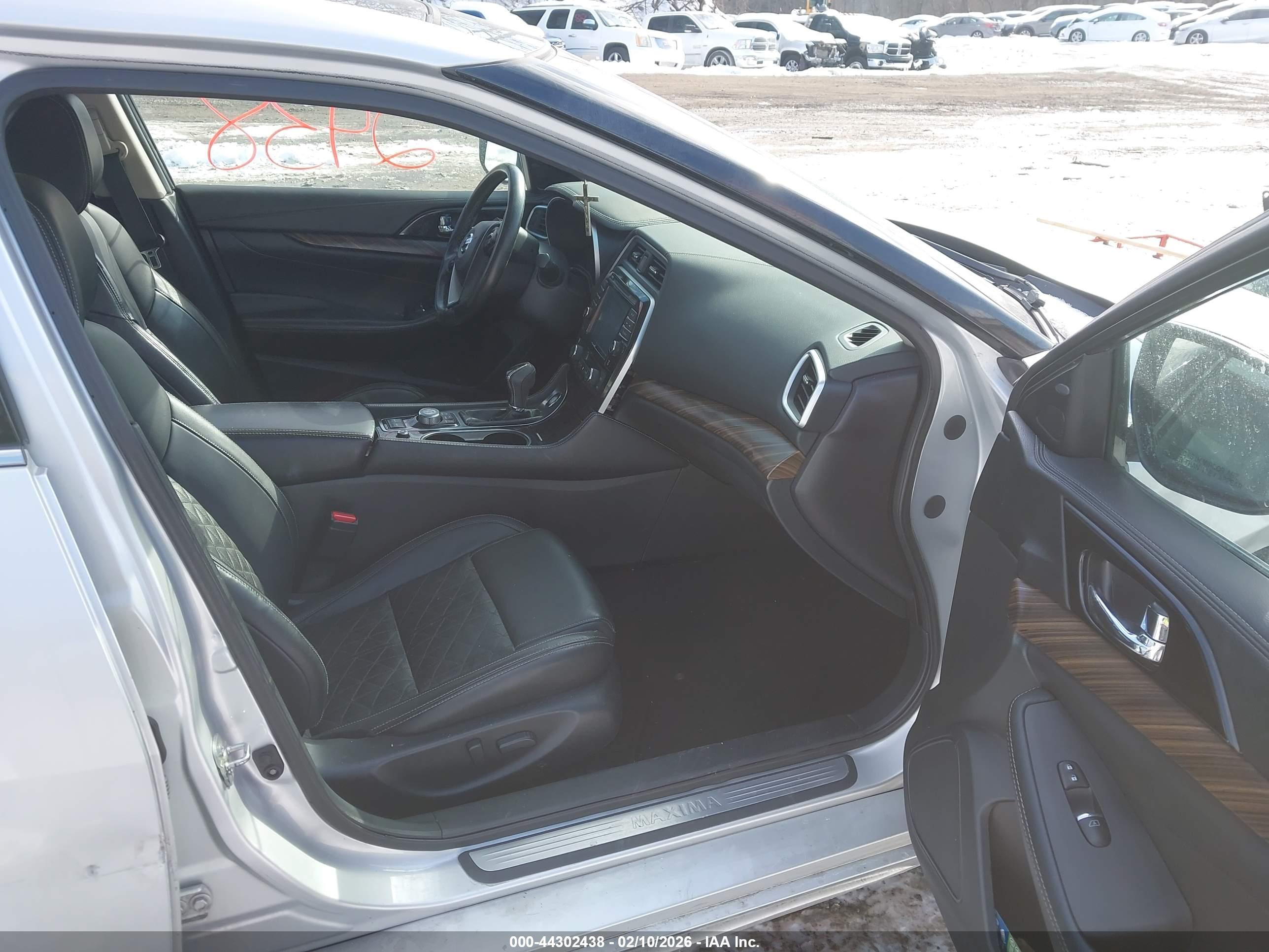 NISSAN MAXIMA image 5