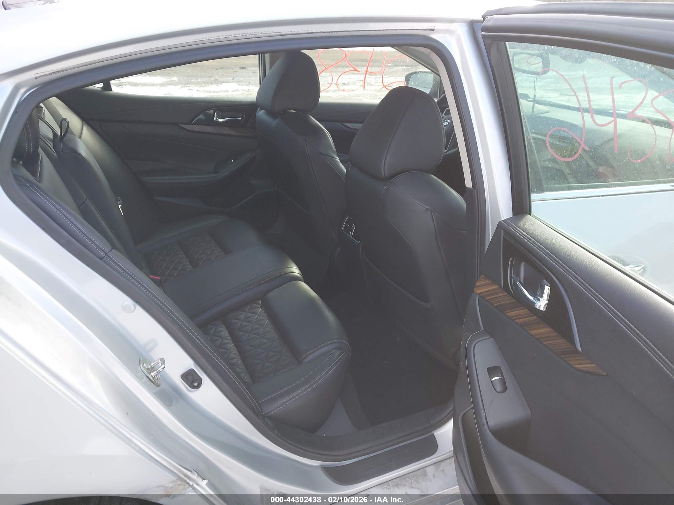 NISSAN MAXIMA image 8