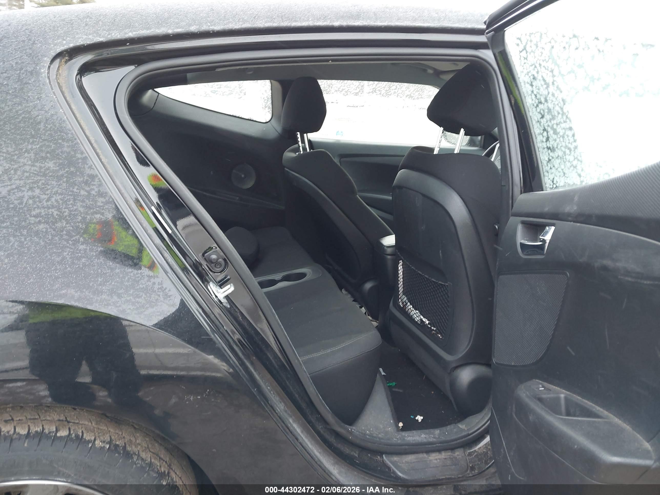 HYUNDAI VELOSTER image 8