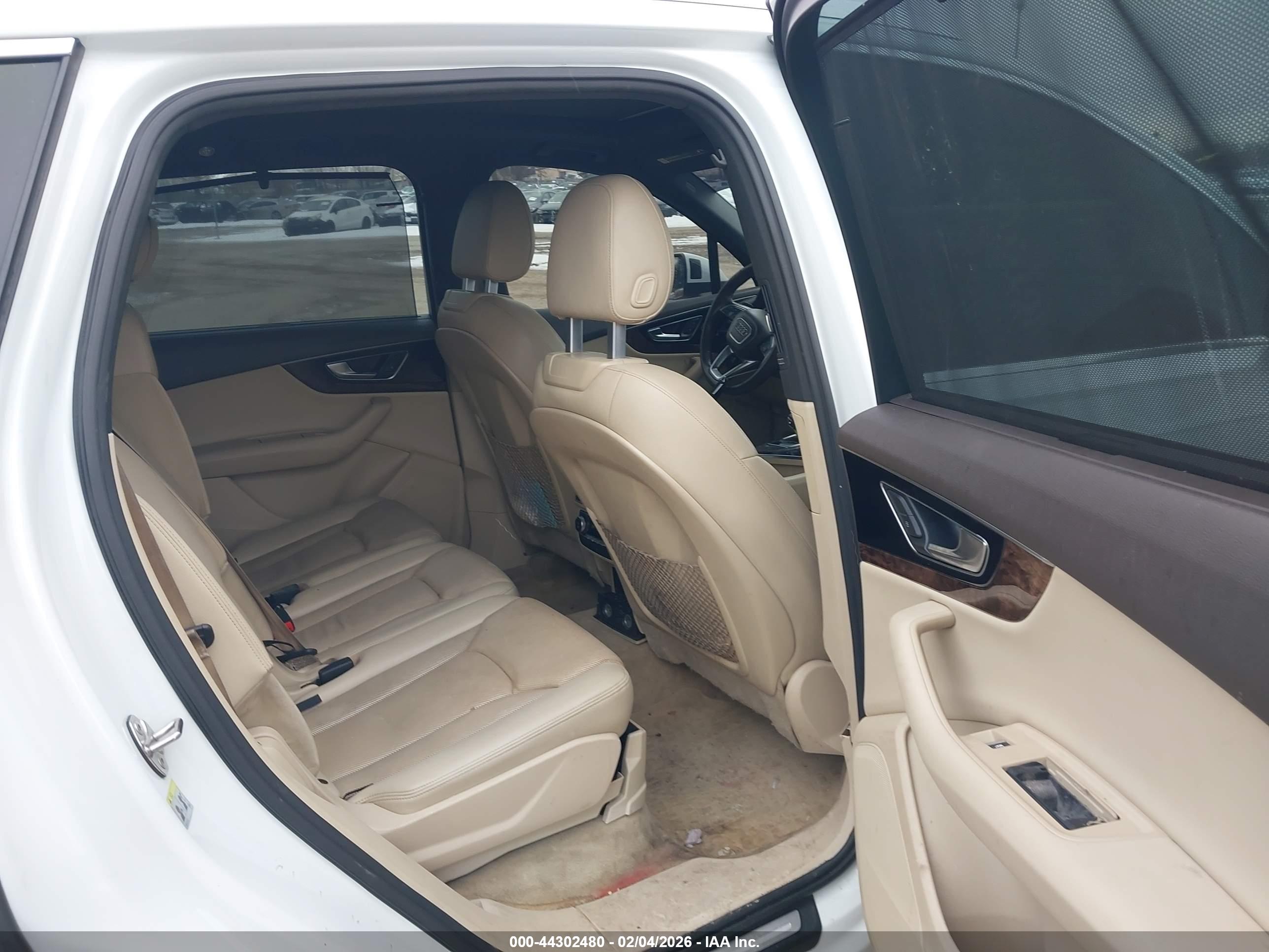AUDI Q7 image 8