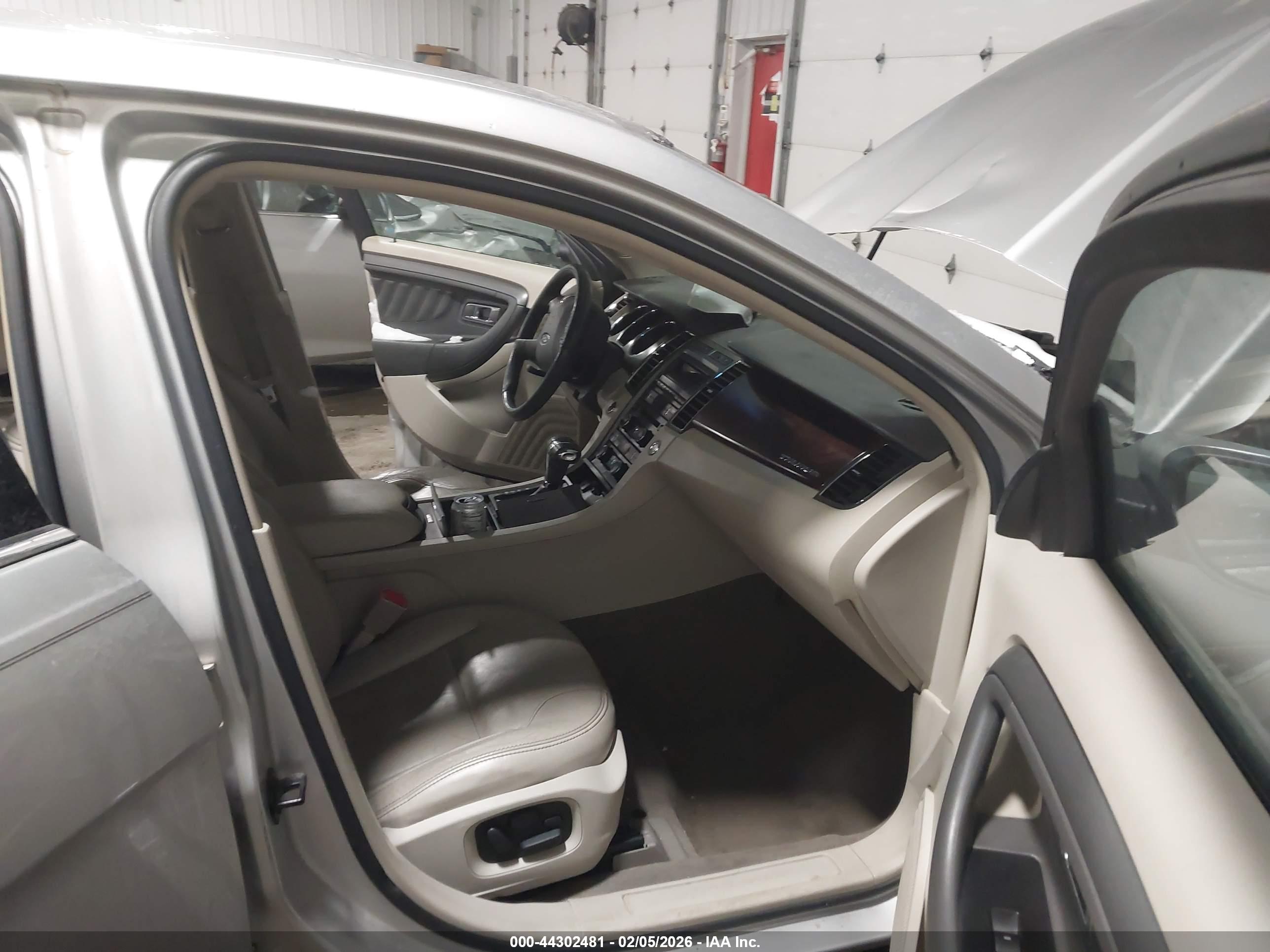 FORD TAURUS image 5