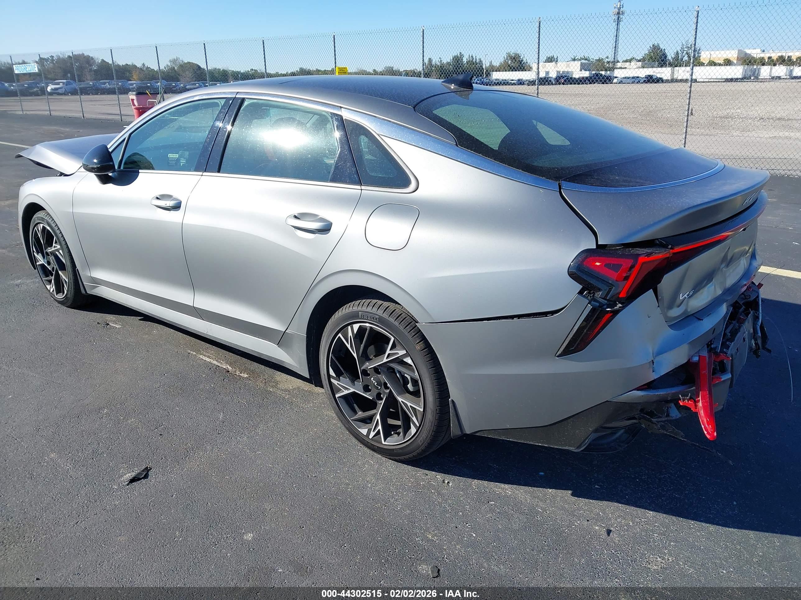 KIA K5 image 3