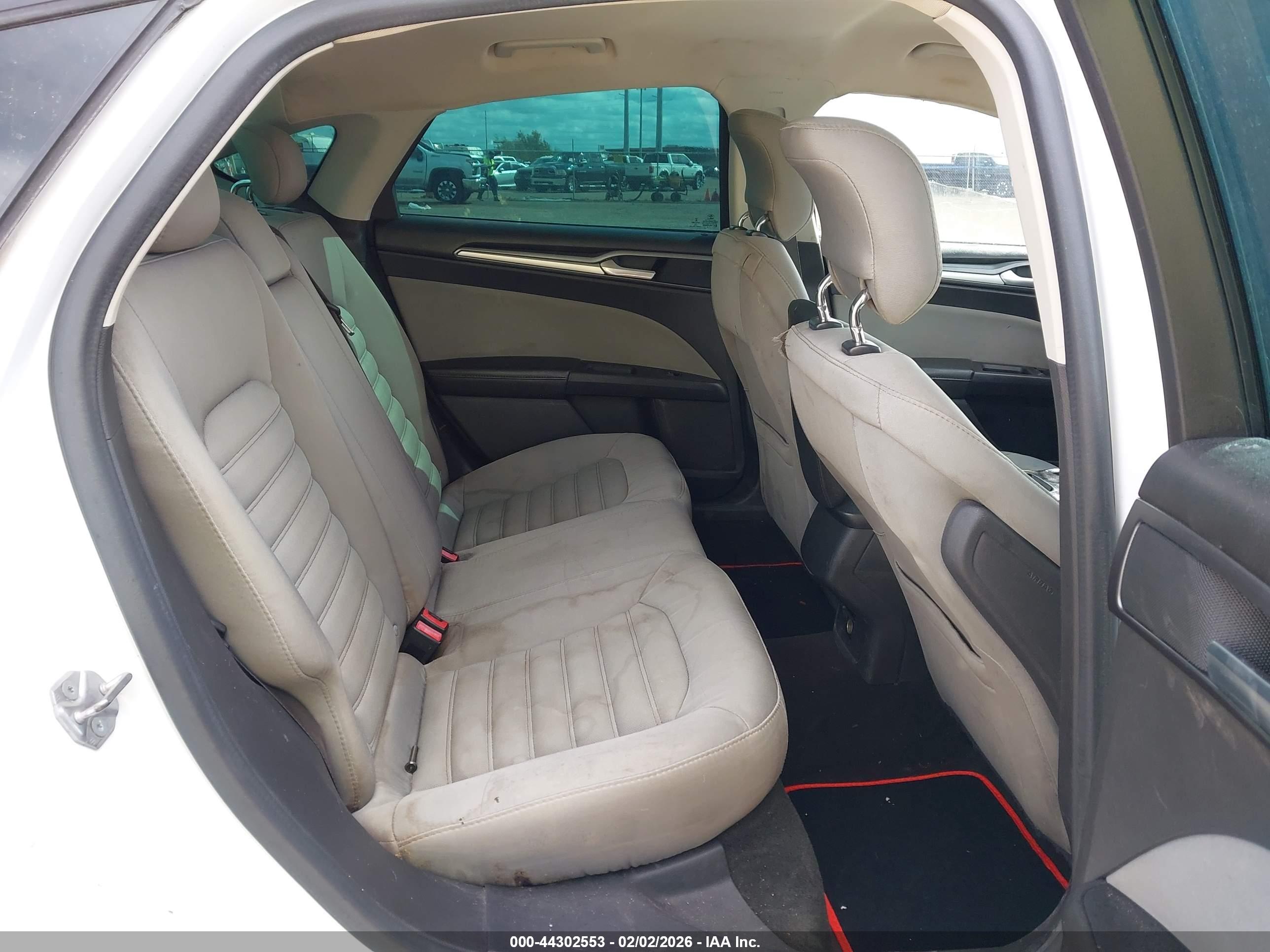 FORD FUSION image 8