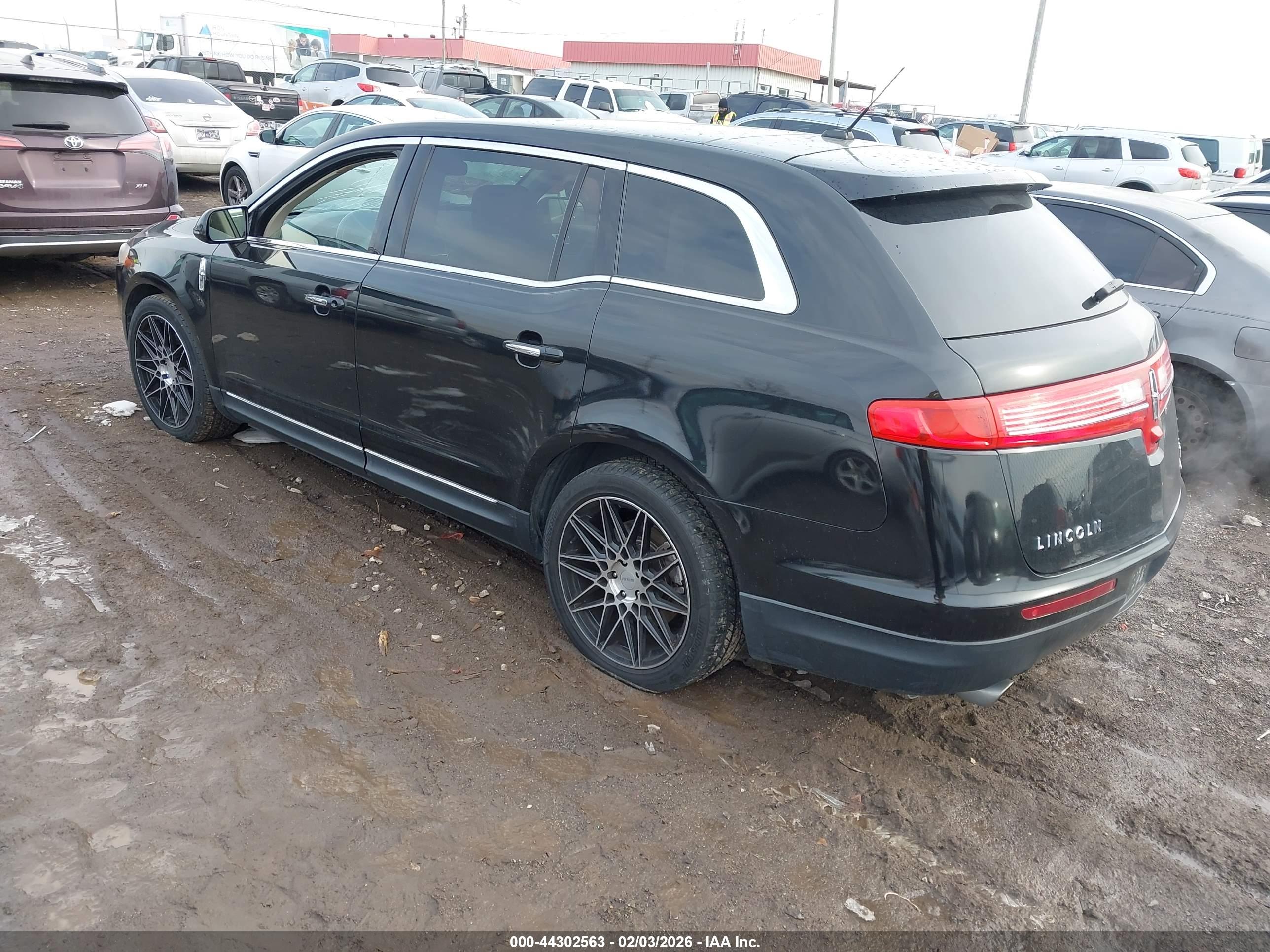 LINCOLN MKT image 3