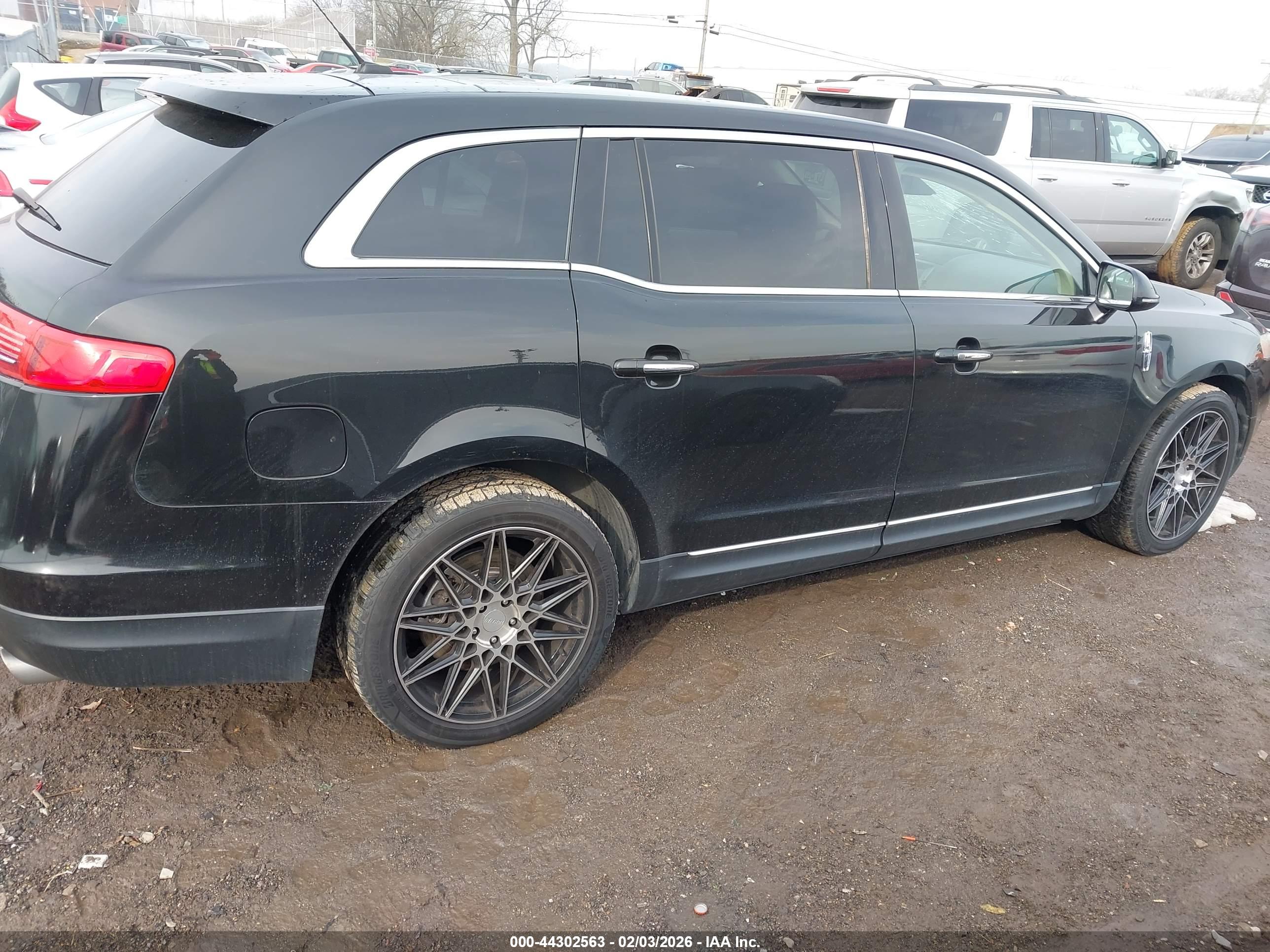 LINCOLN MKT image 4