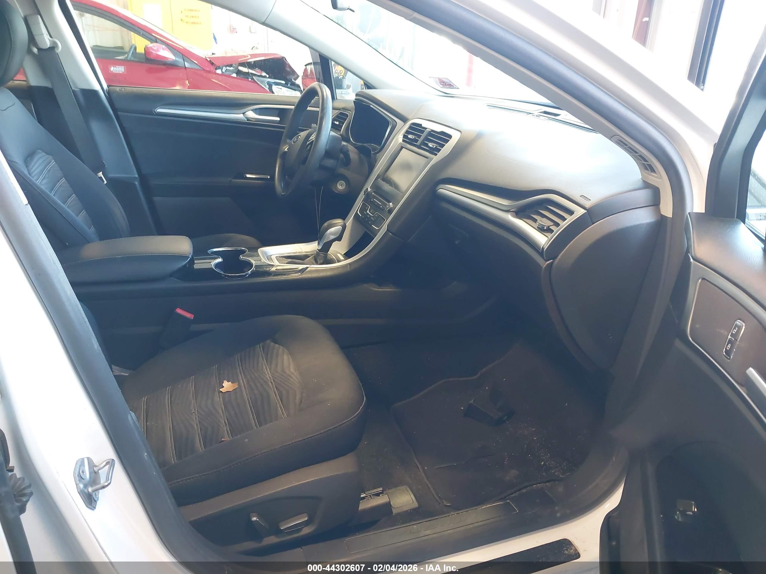 FORD FUSION image 5