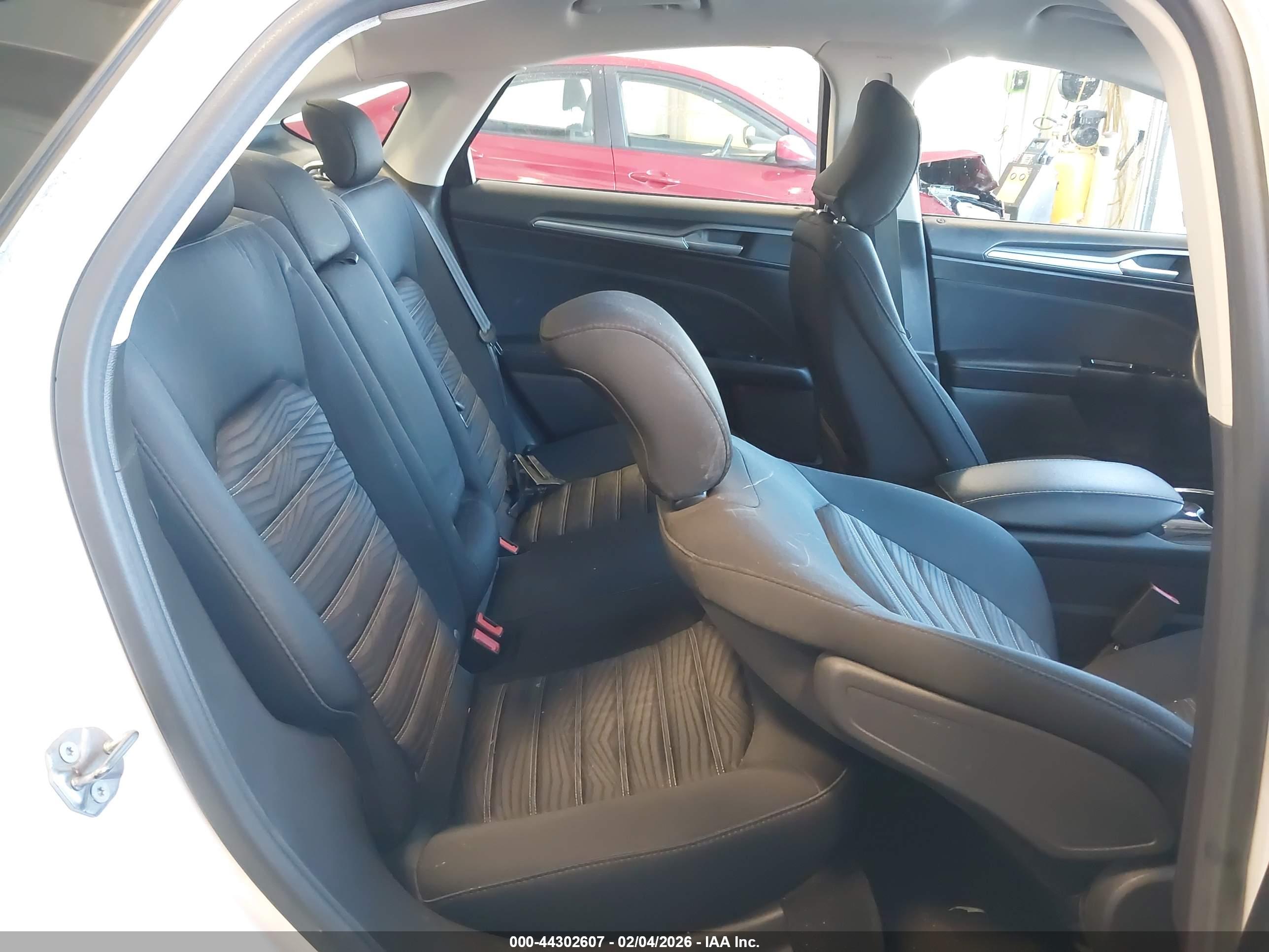 FORD FUSION image 8