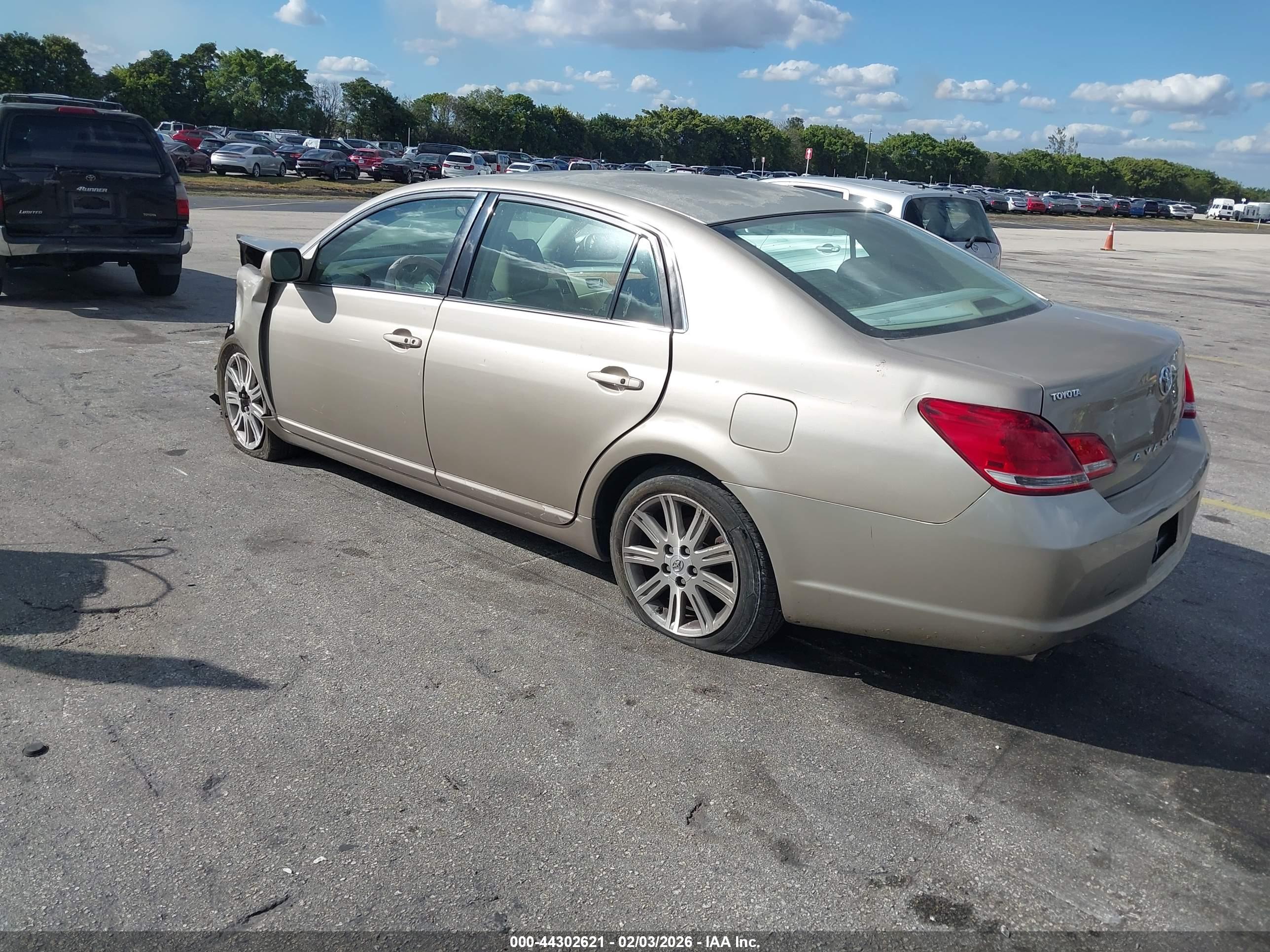 TOYOTA AVALON image 3