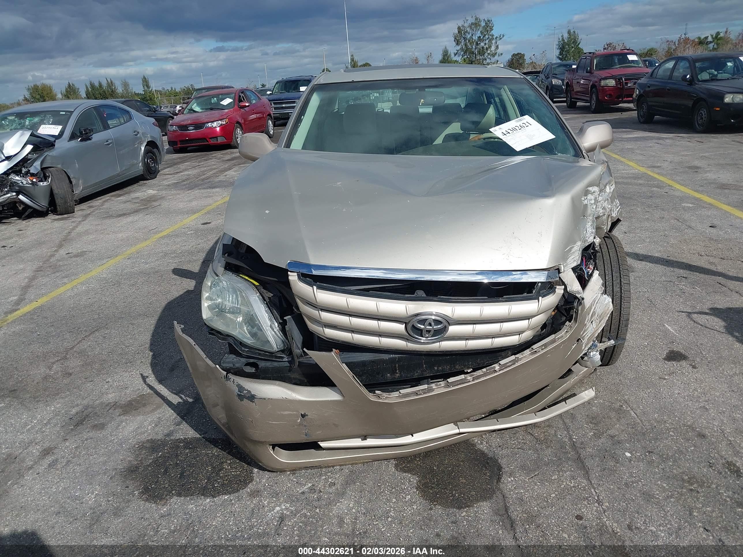 TOYOTA AVALON image 6