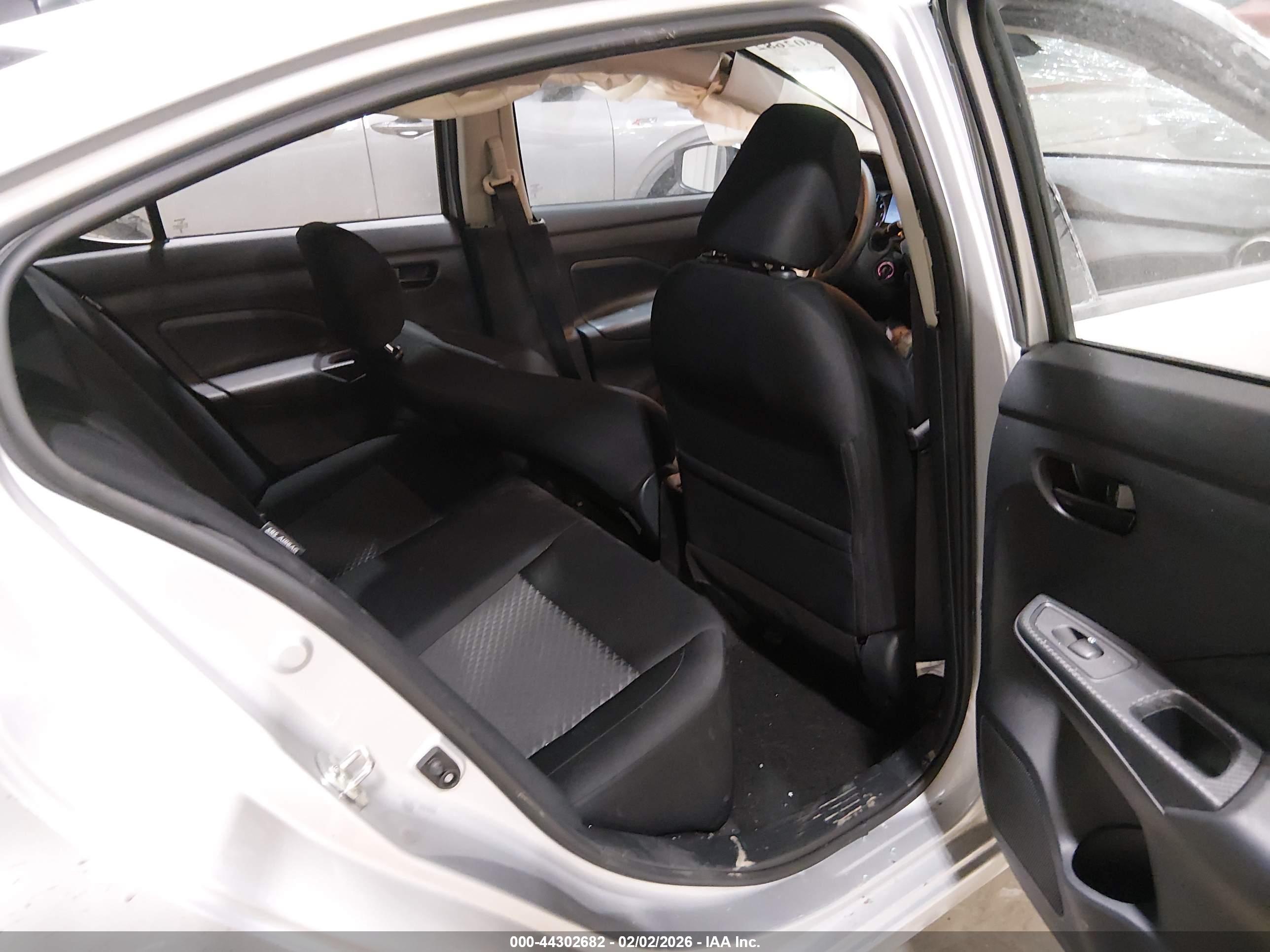 NISSAN VERSA image 8