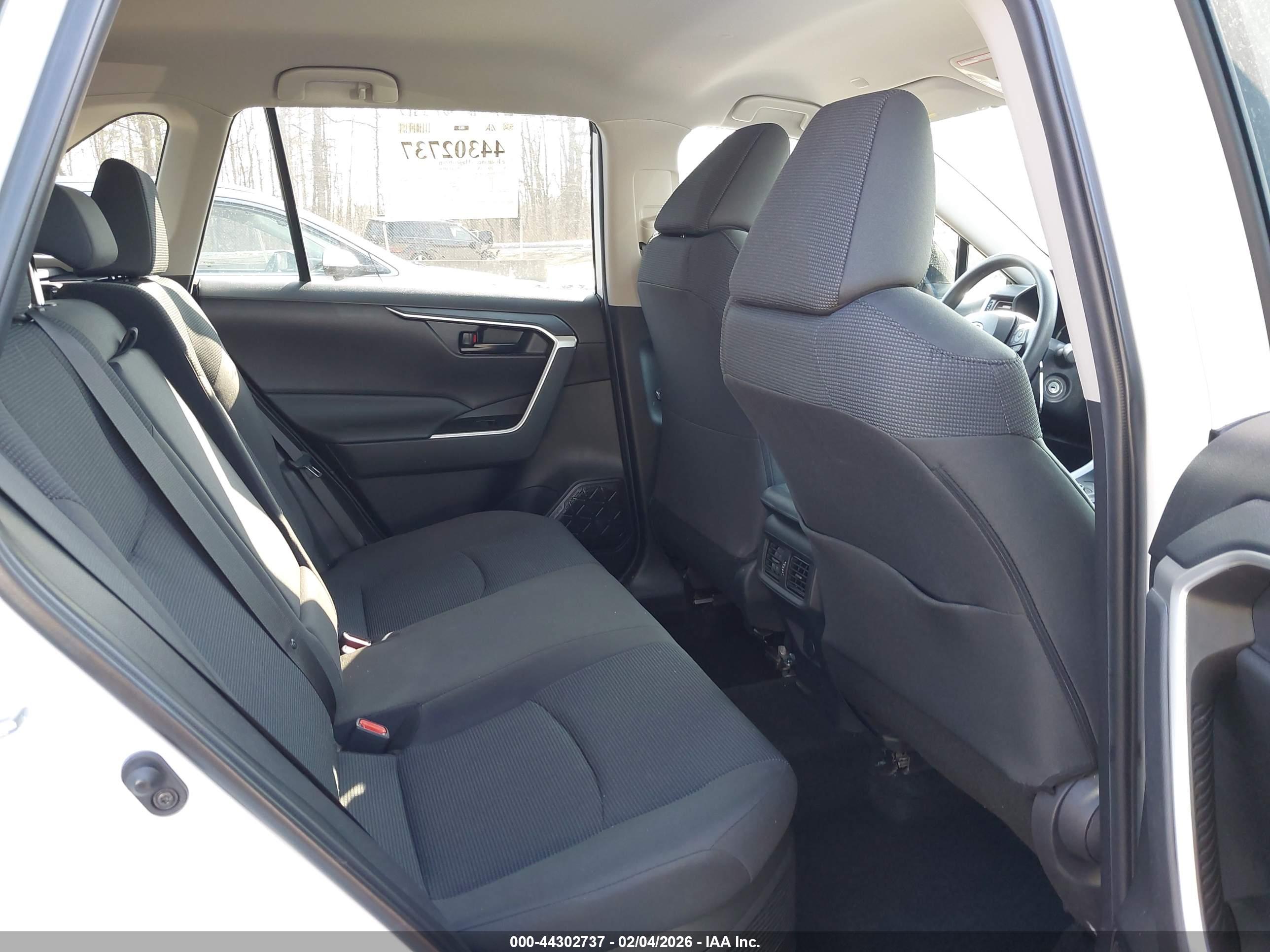 TOYOTA RAV4 image 8