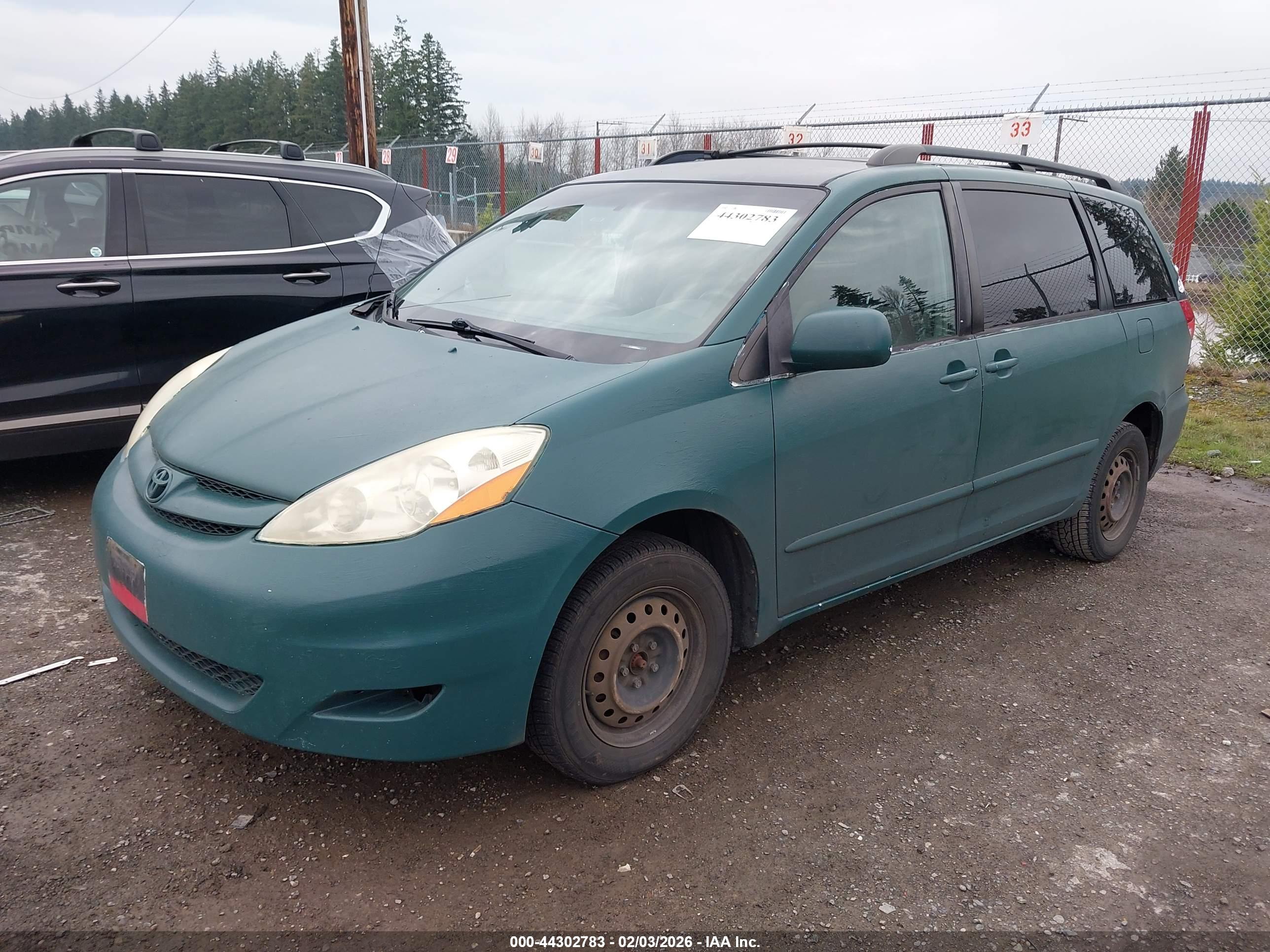 TOYOTA SIENNA image 2