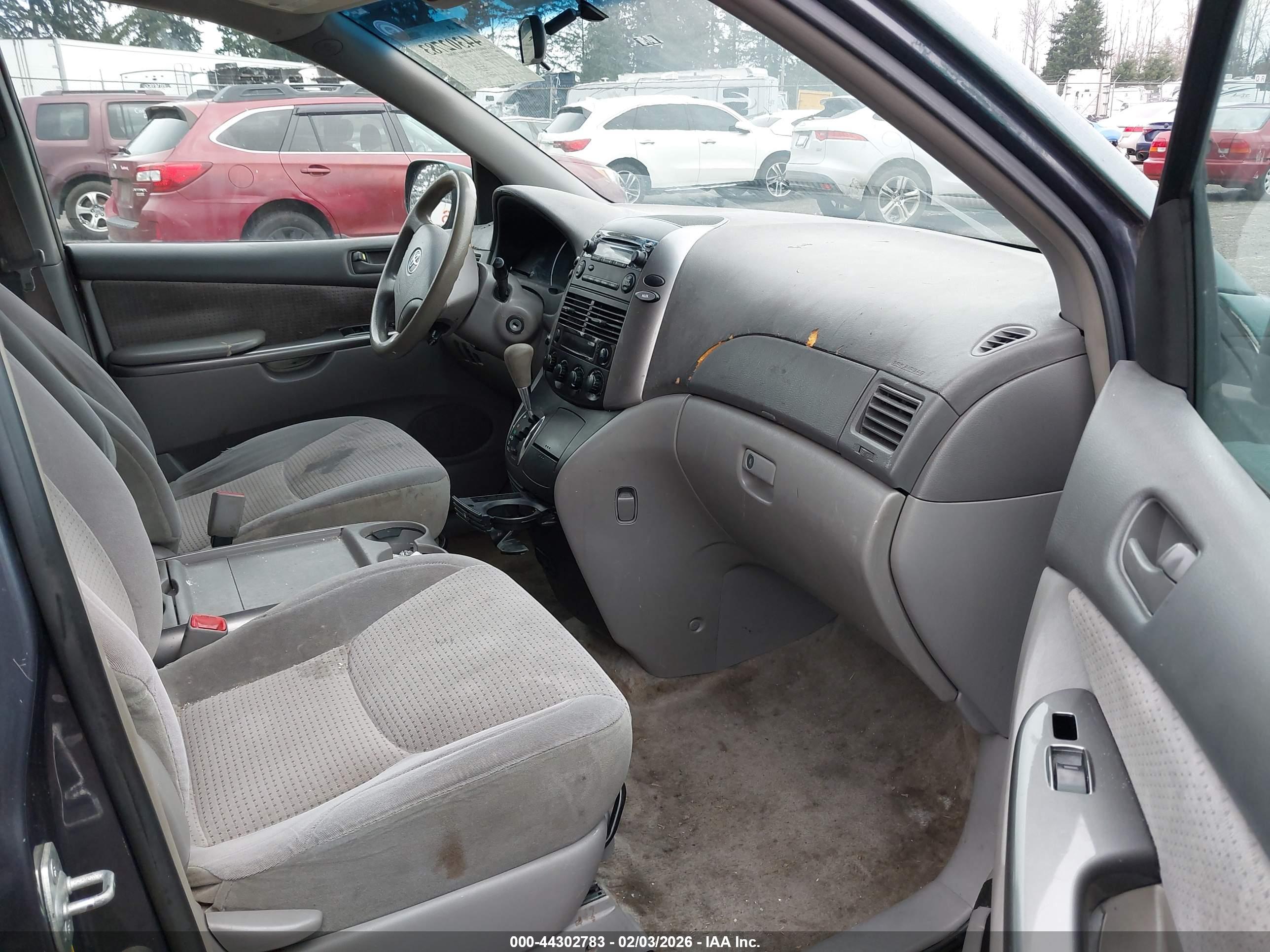 TOYOTA SIENNA image 5