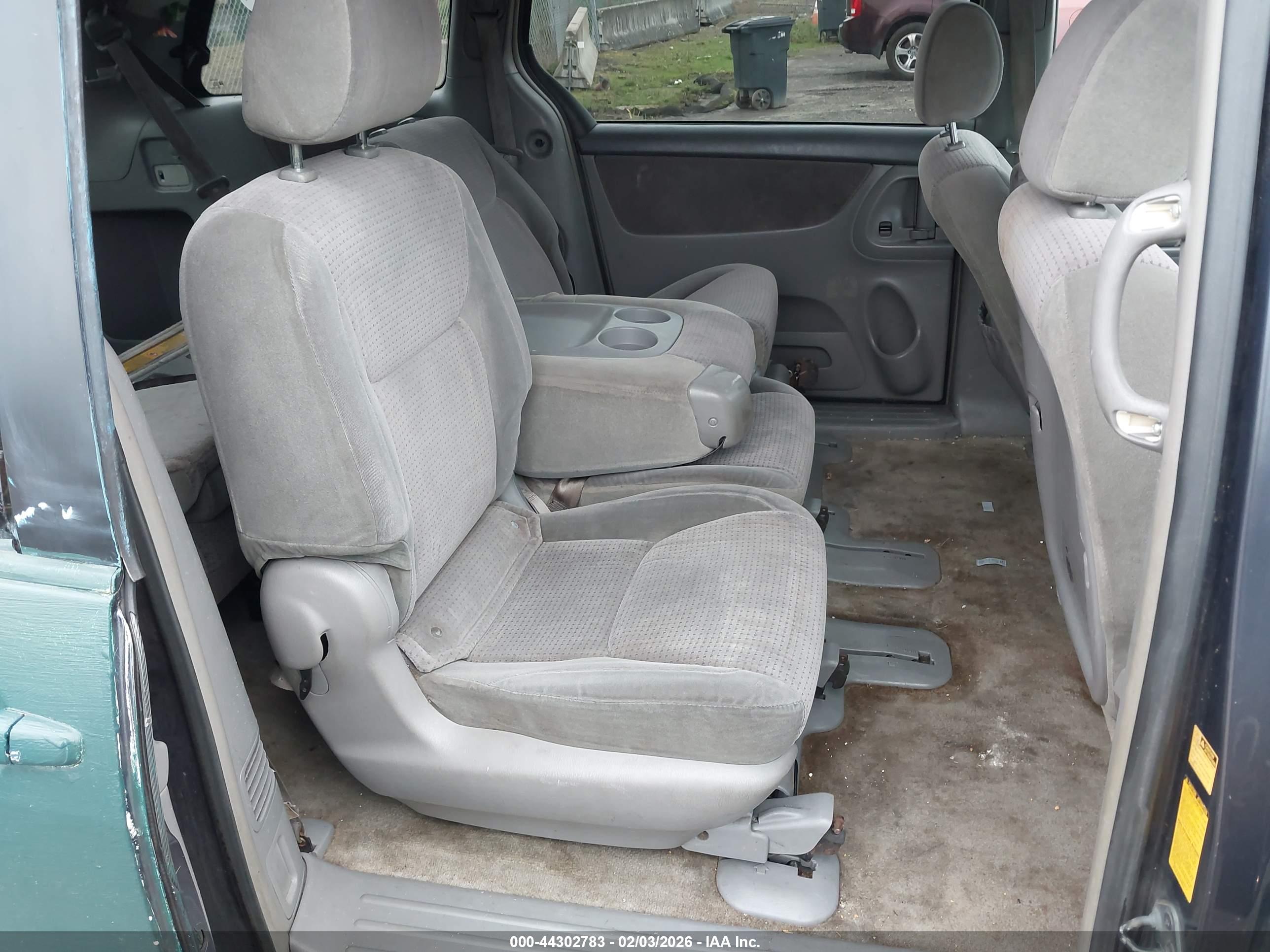 TOYOTA SIENNA image 8