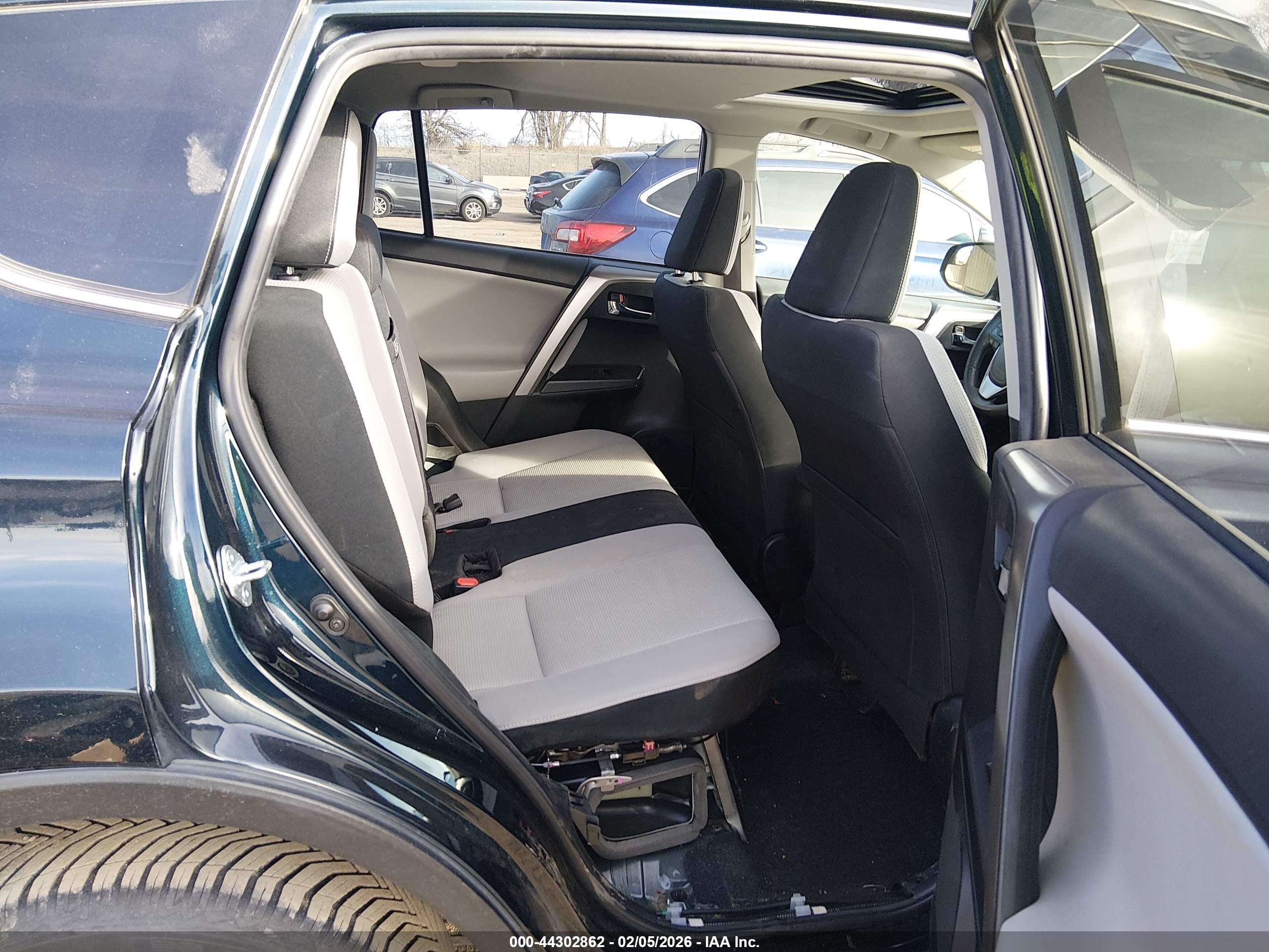 TOYOTA RAV4 image 8