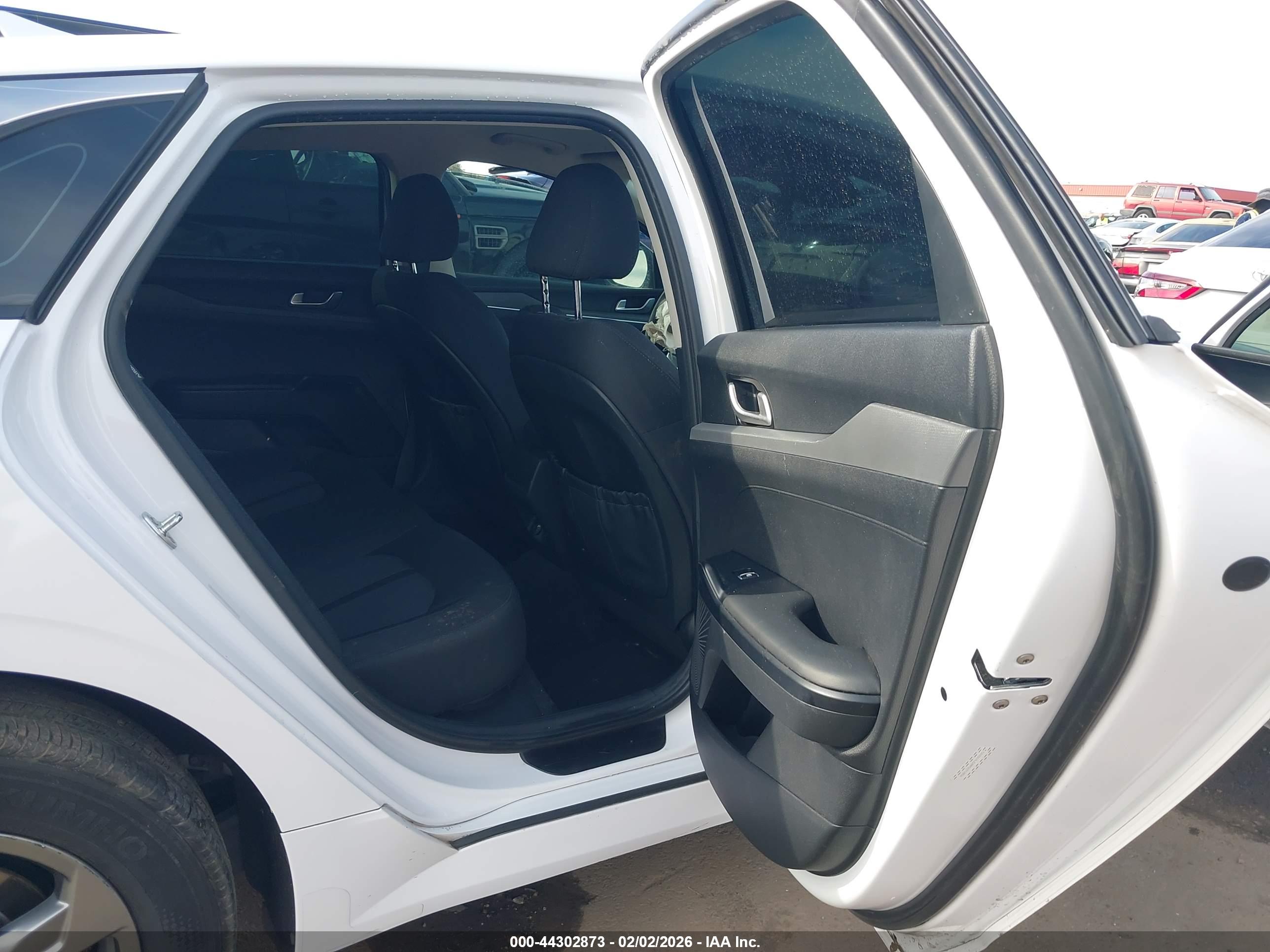 KIA K5 image 8