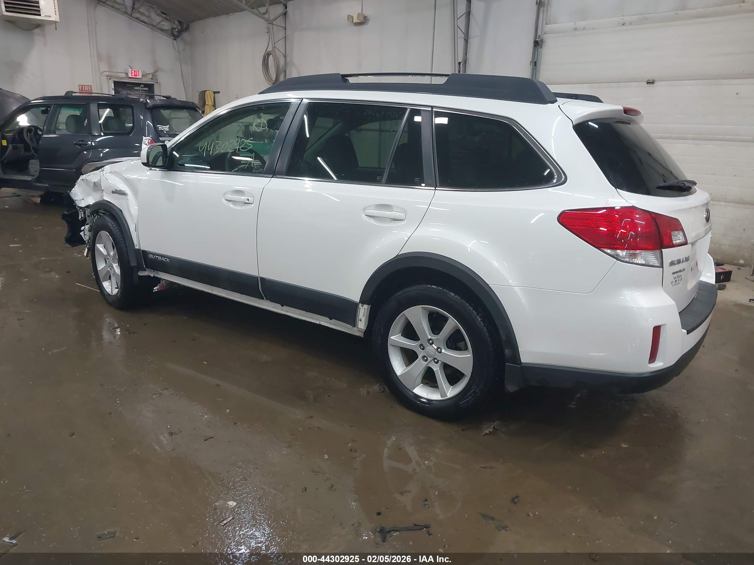 SUBARU OUTBACK image 3