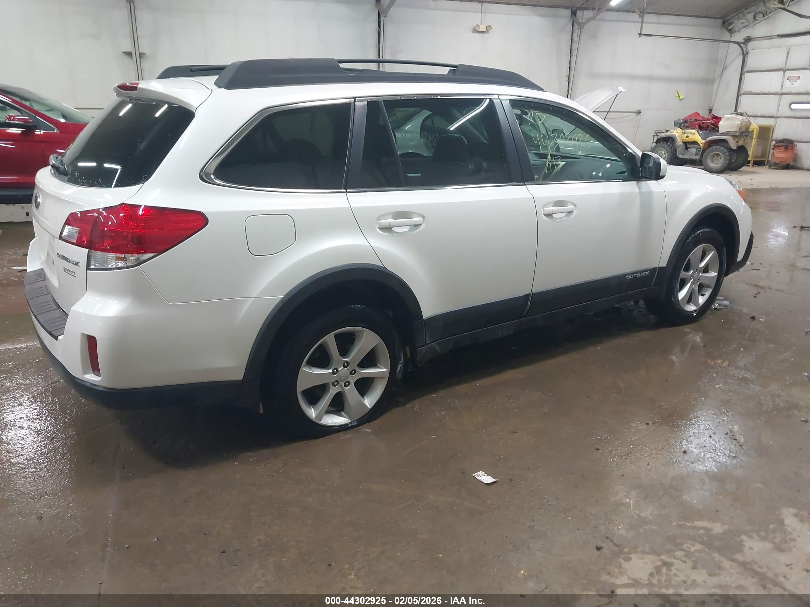 SUBARU OUTBACK image 4