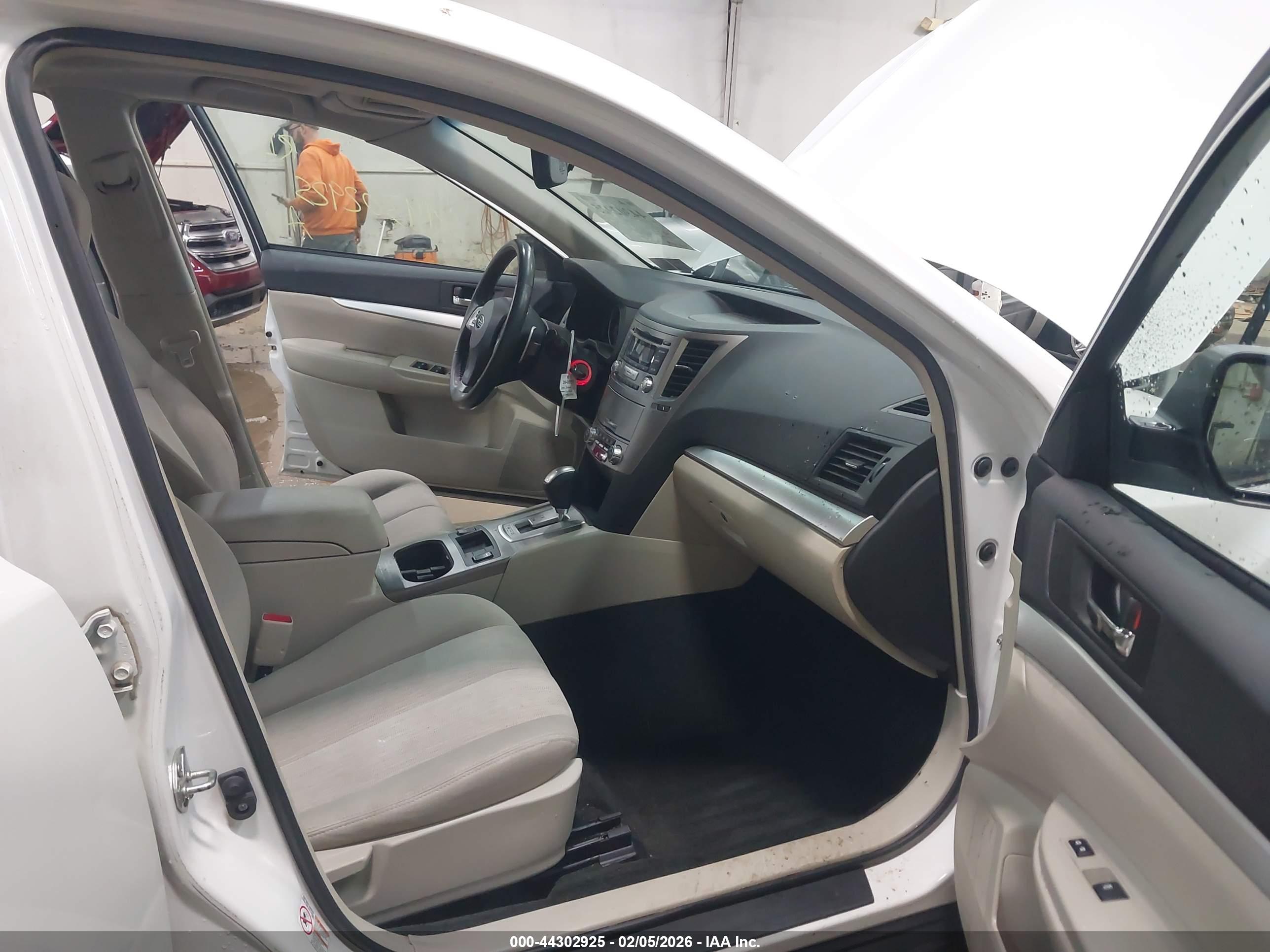 SUBARU OUTBACK image 5