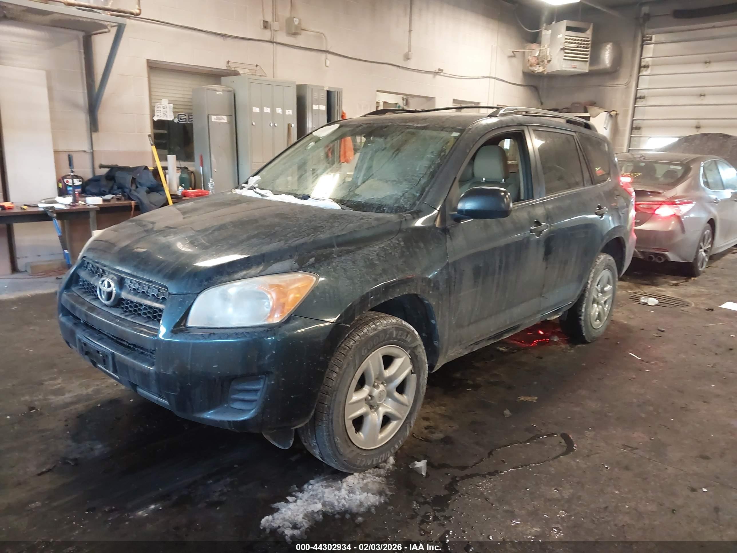 TOYOTA RAV4 image 2