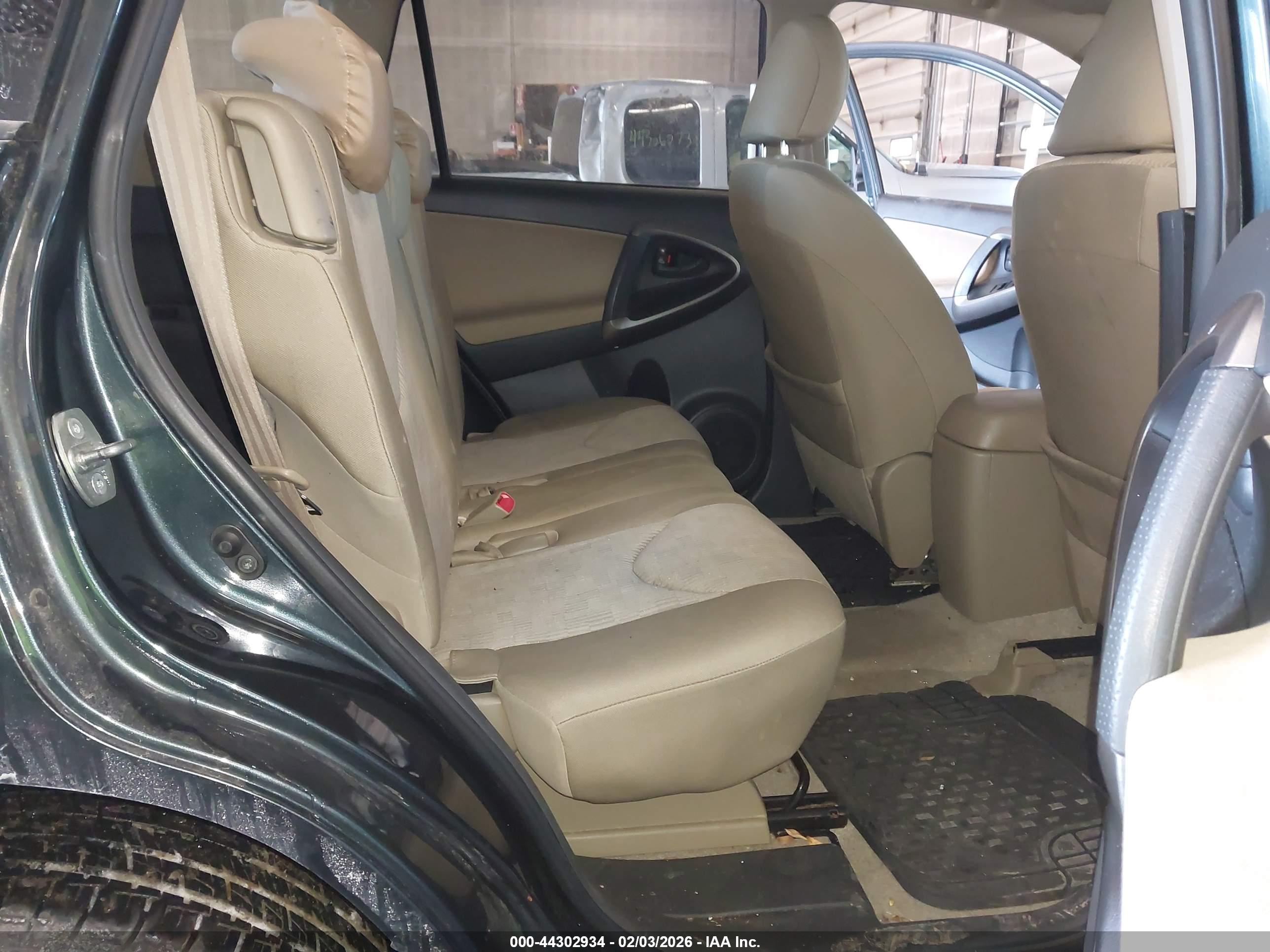 TOYOTA RAV4 image 8