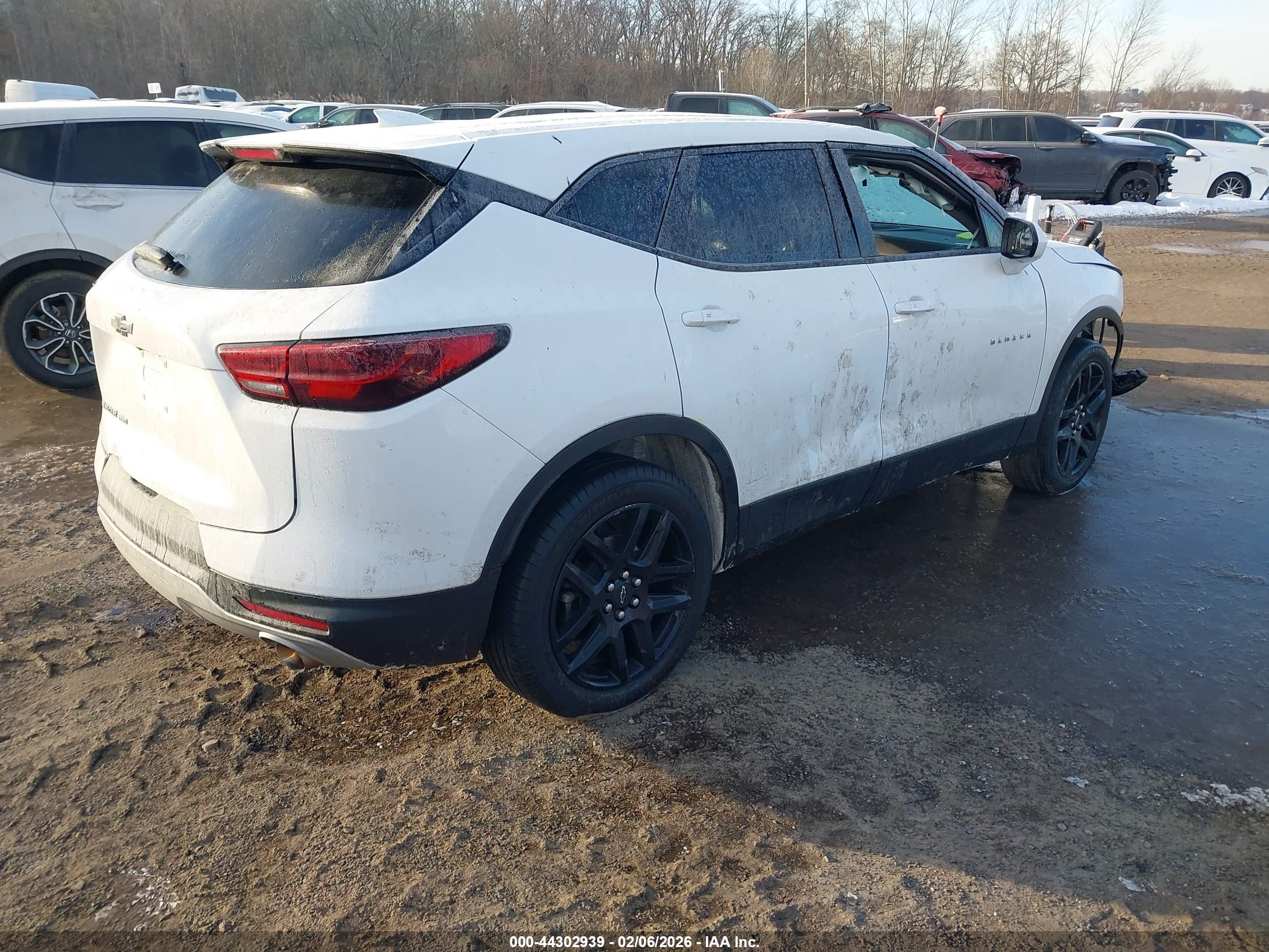 CHEVROLET BLAZER image 4