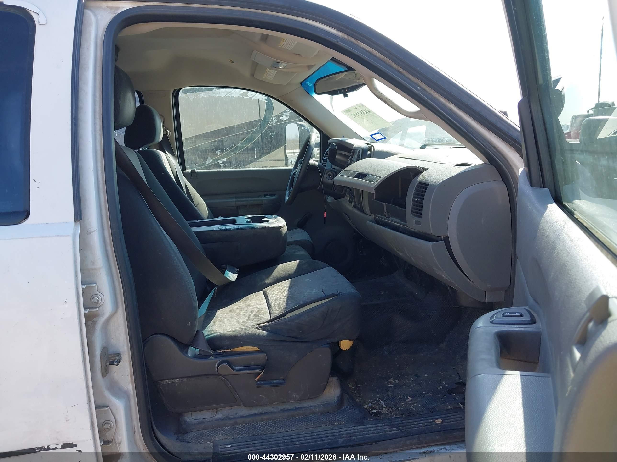 CHEVROLET SILVERADO image 5