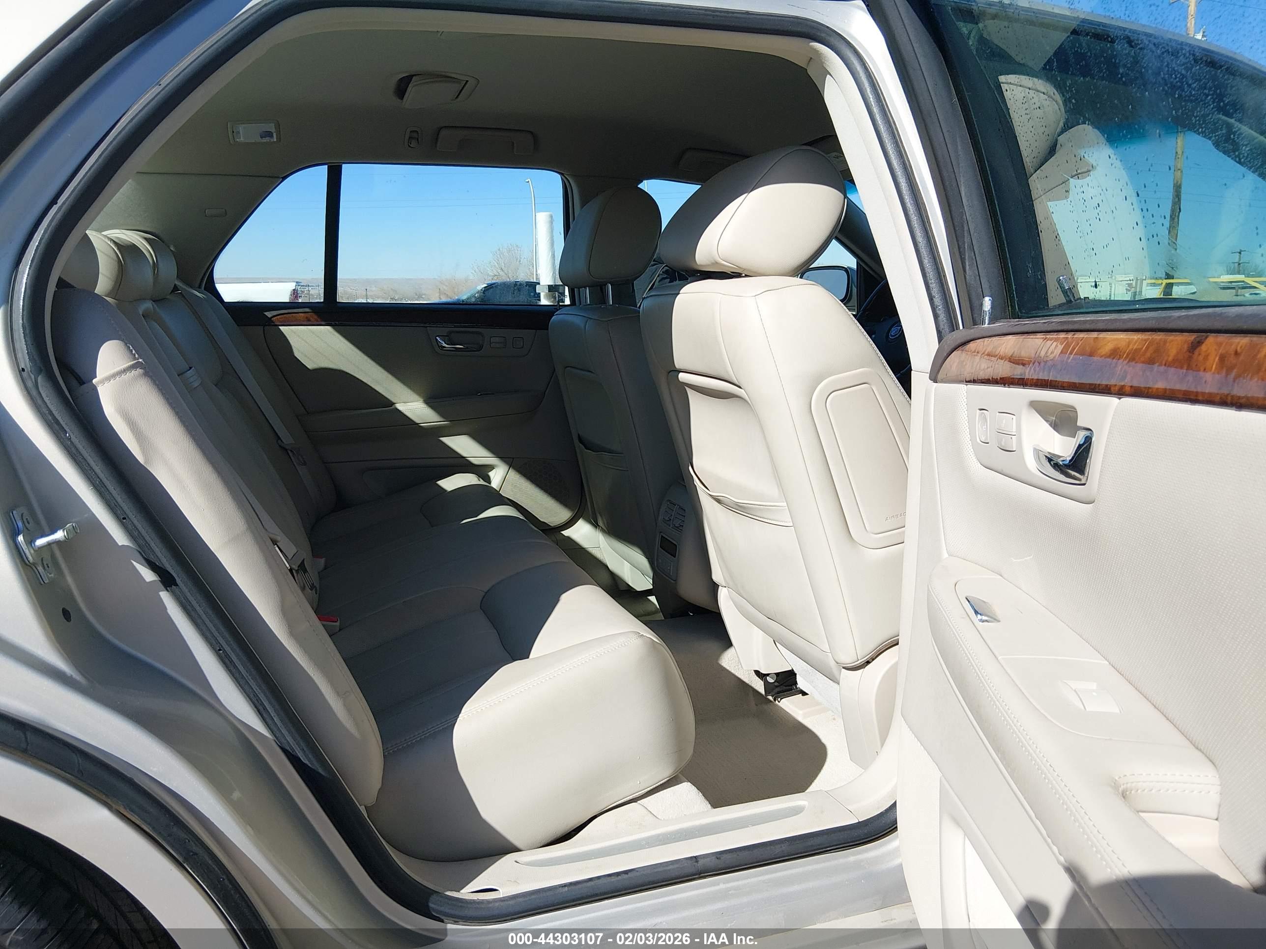 CADILLAC DTS image 8