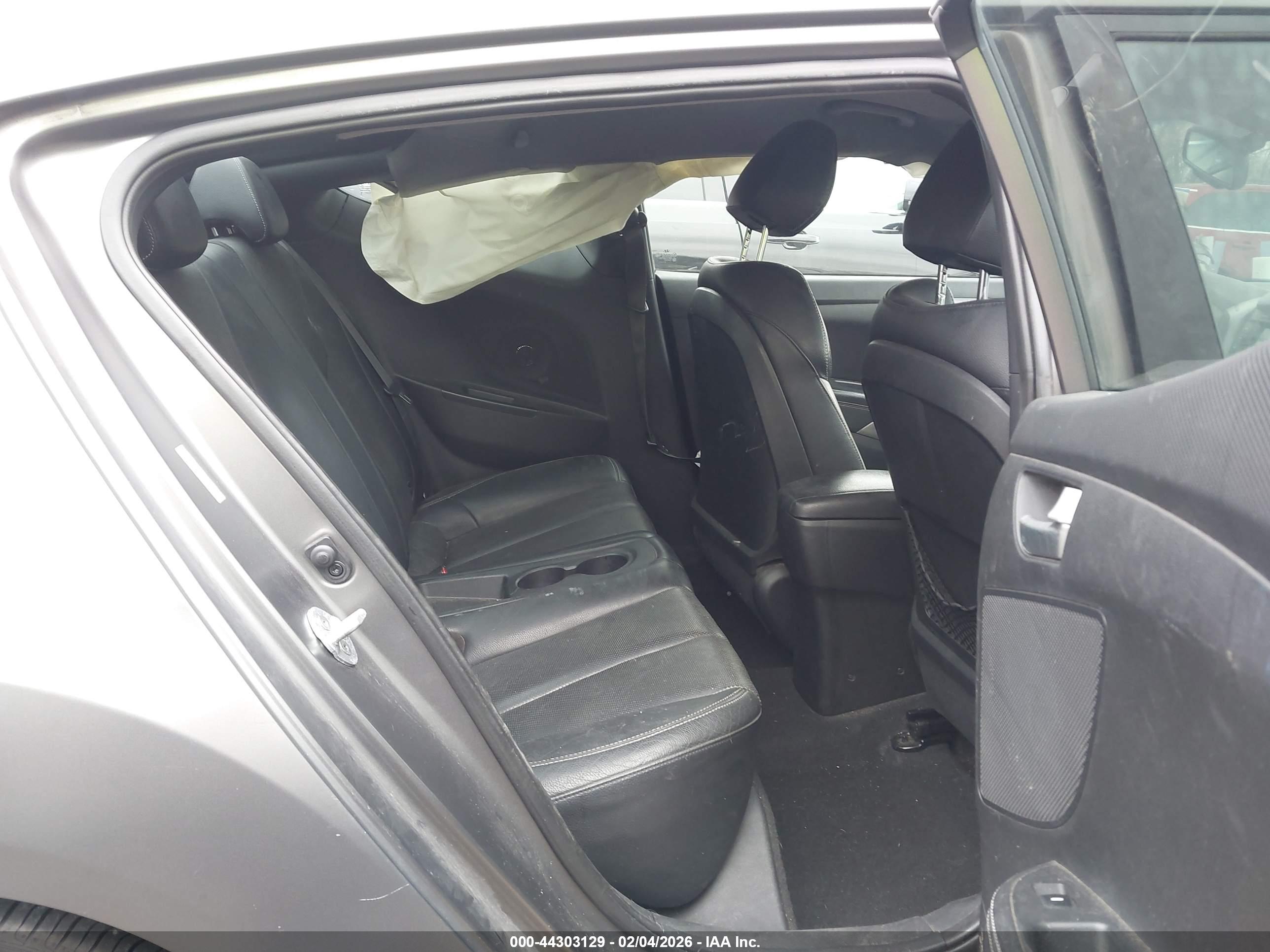 HYUNDAI VELOSTER image 8