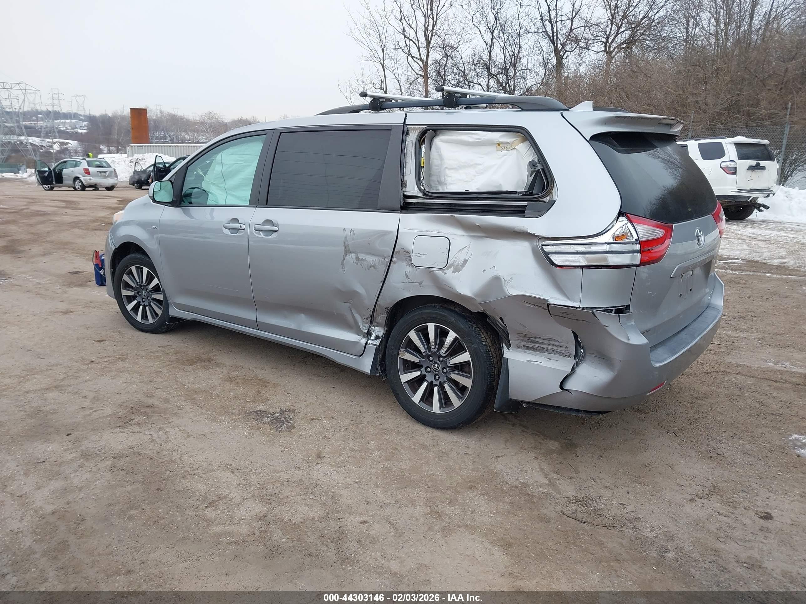 TOYOTA SIENNA image 3