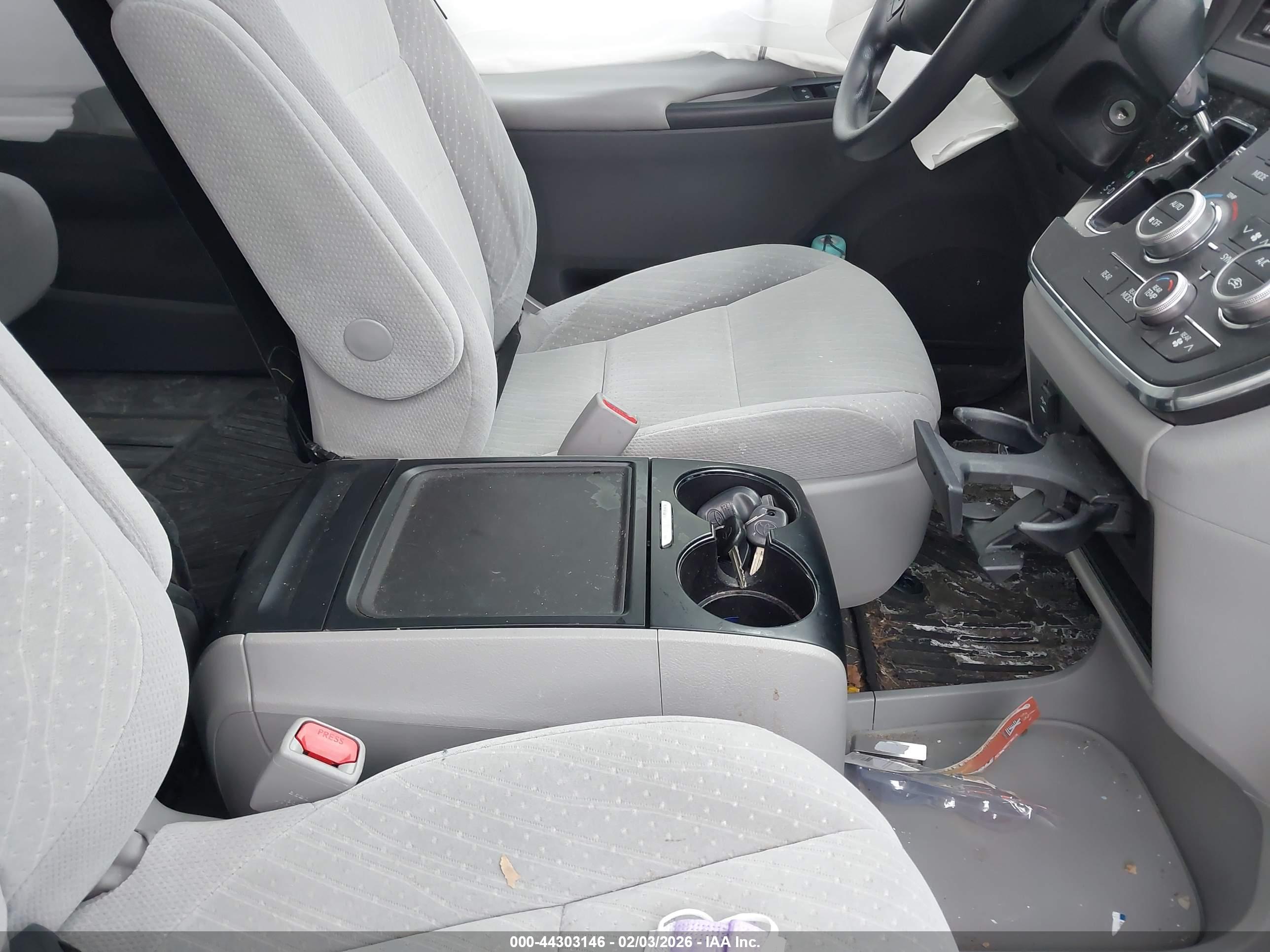 TOYOTA SIENNA image 5