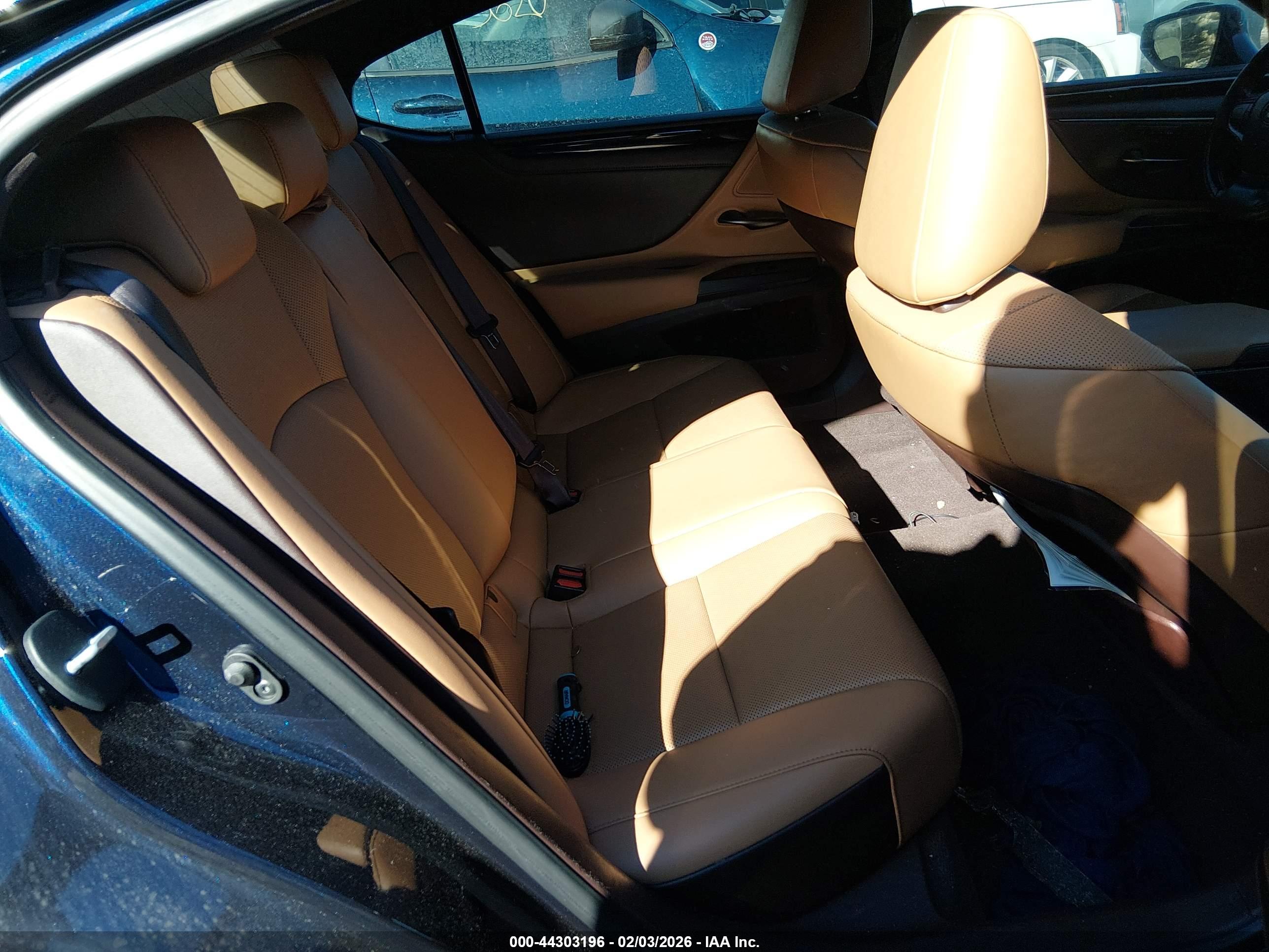 LEXUS ES image 8