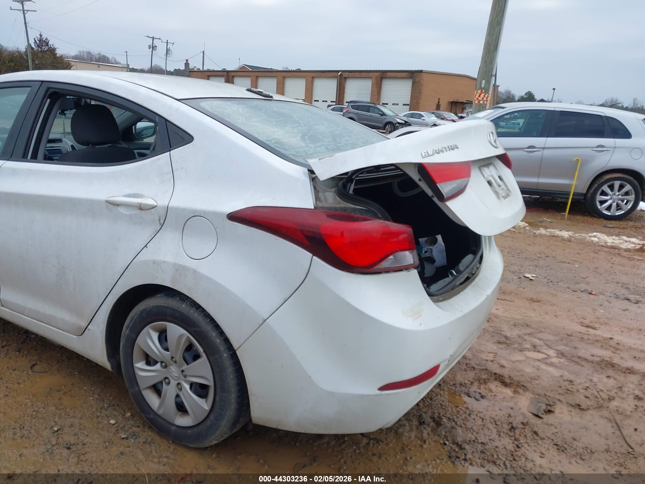 HYUNDAI ELANTRA image 6